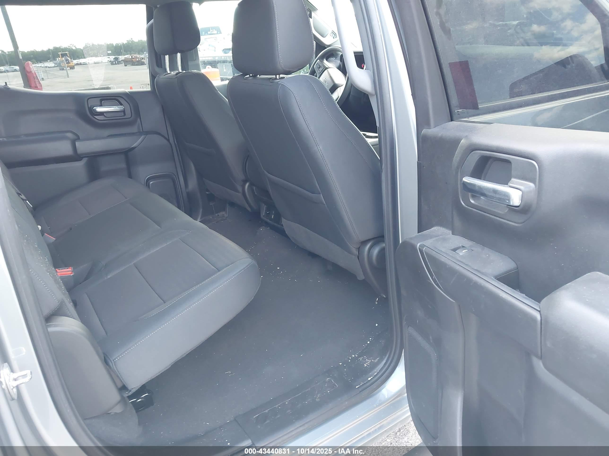 CHEVROLET SILVERADO image 8