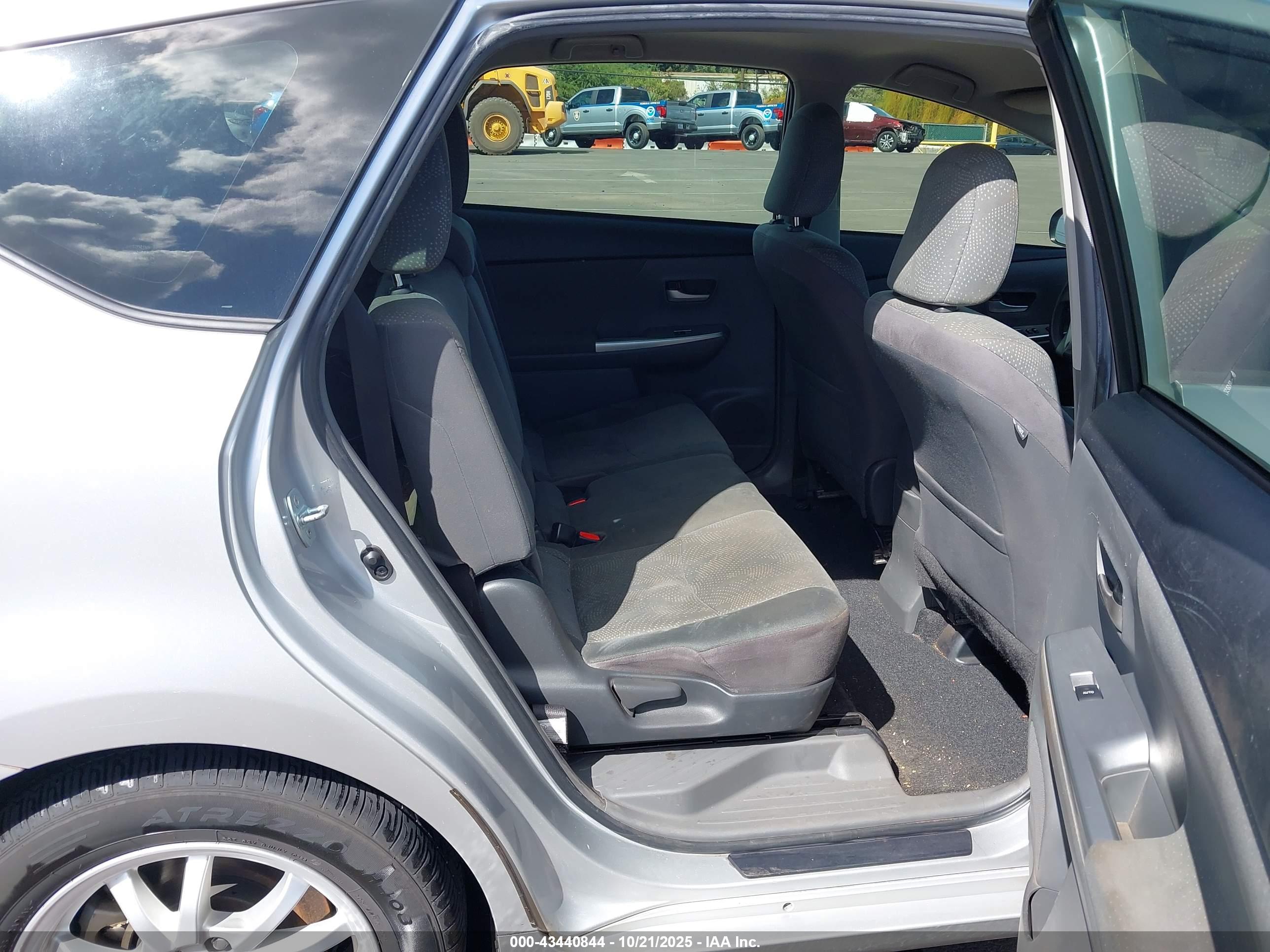 TOYOTA PRIUS image 8