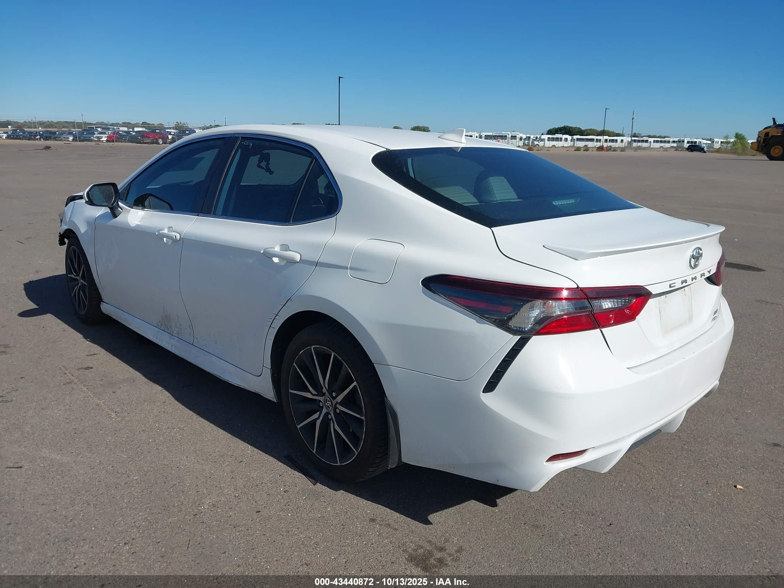 TOYOTA CAMRY image 3