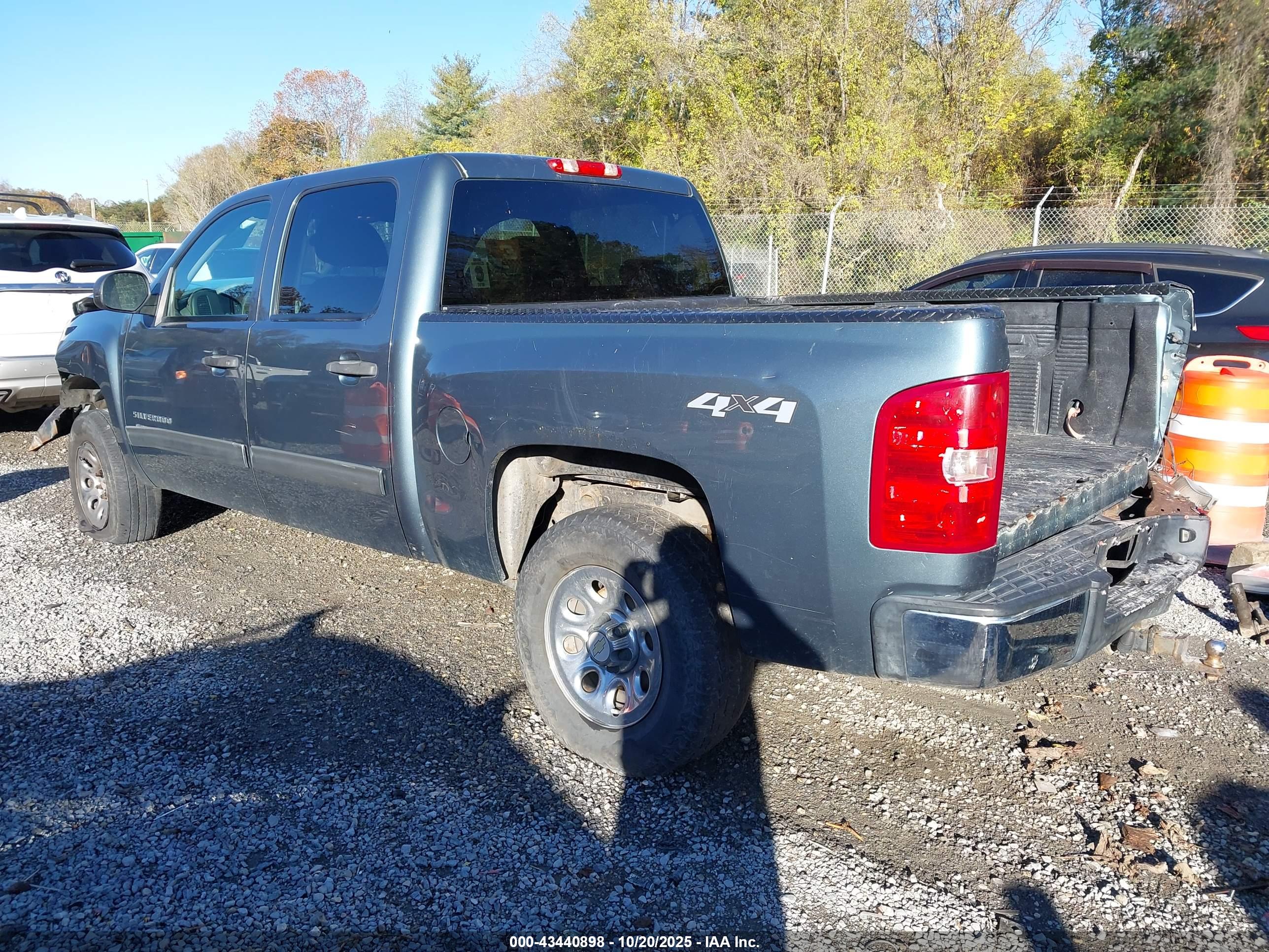 CHEVROLET SILVERADO image 3