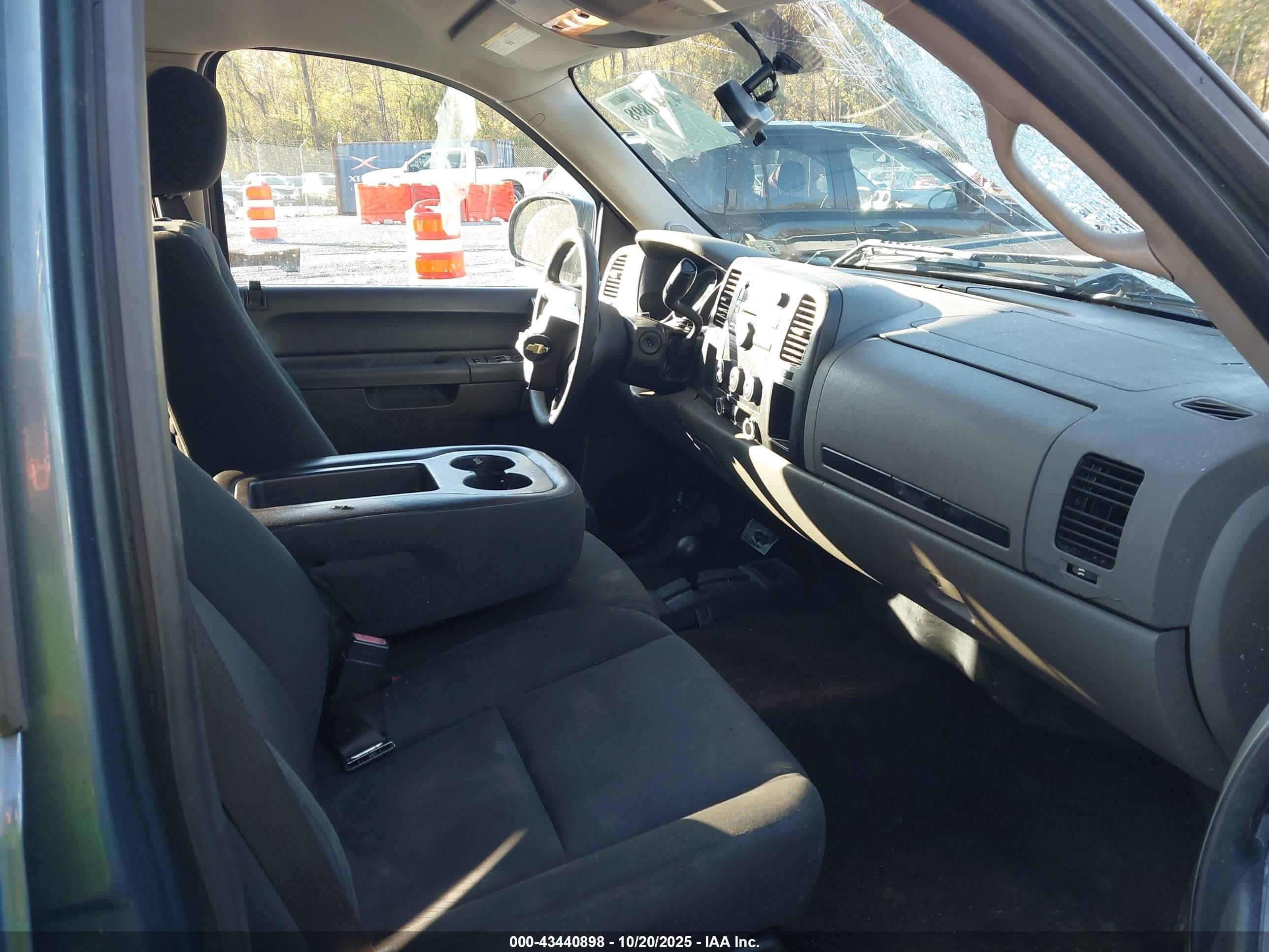 CHEVROLET SILVERADO image 5