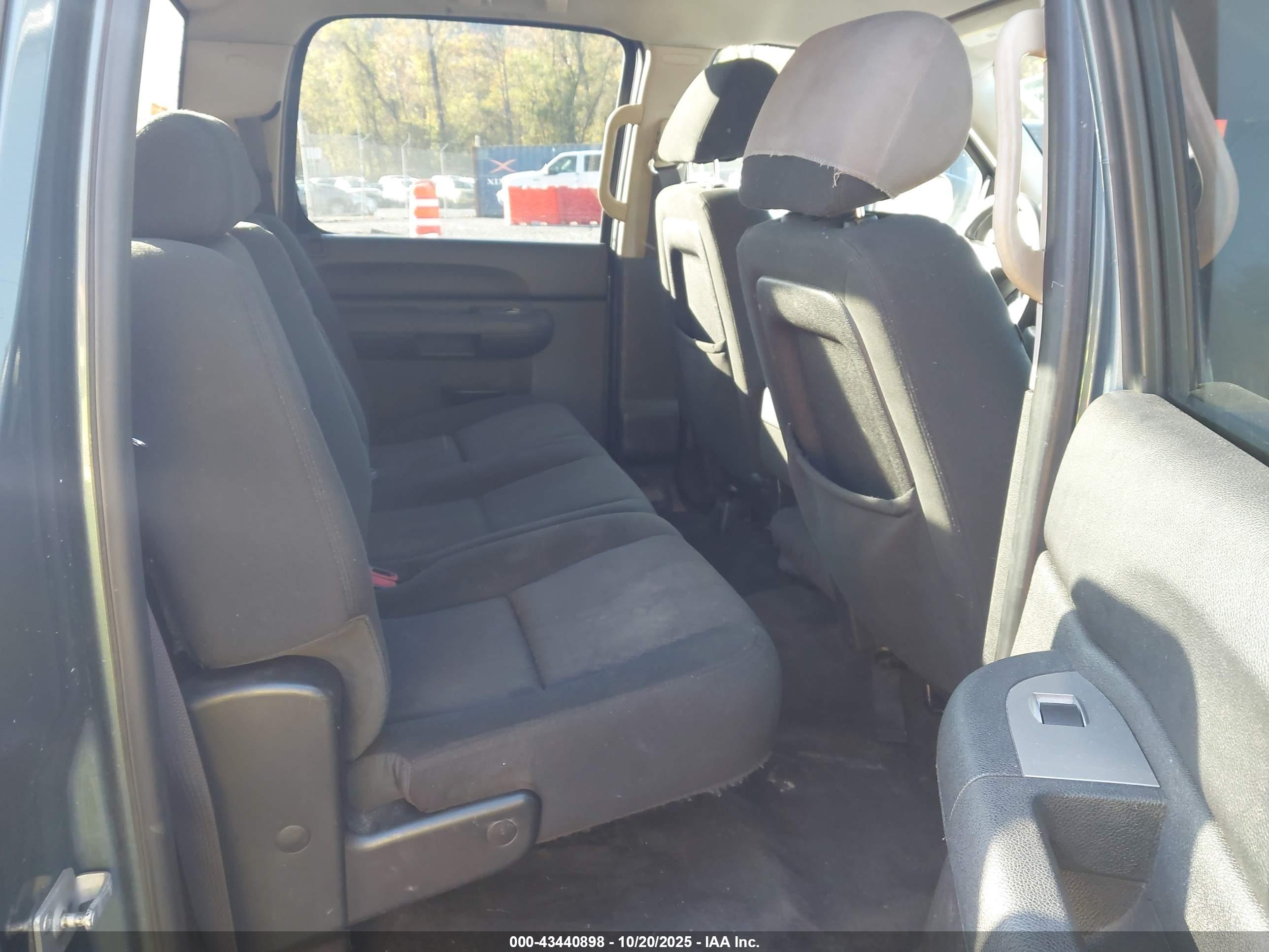 CHEVROLET SILVERADO image 8
