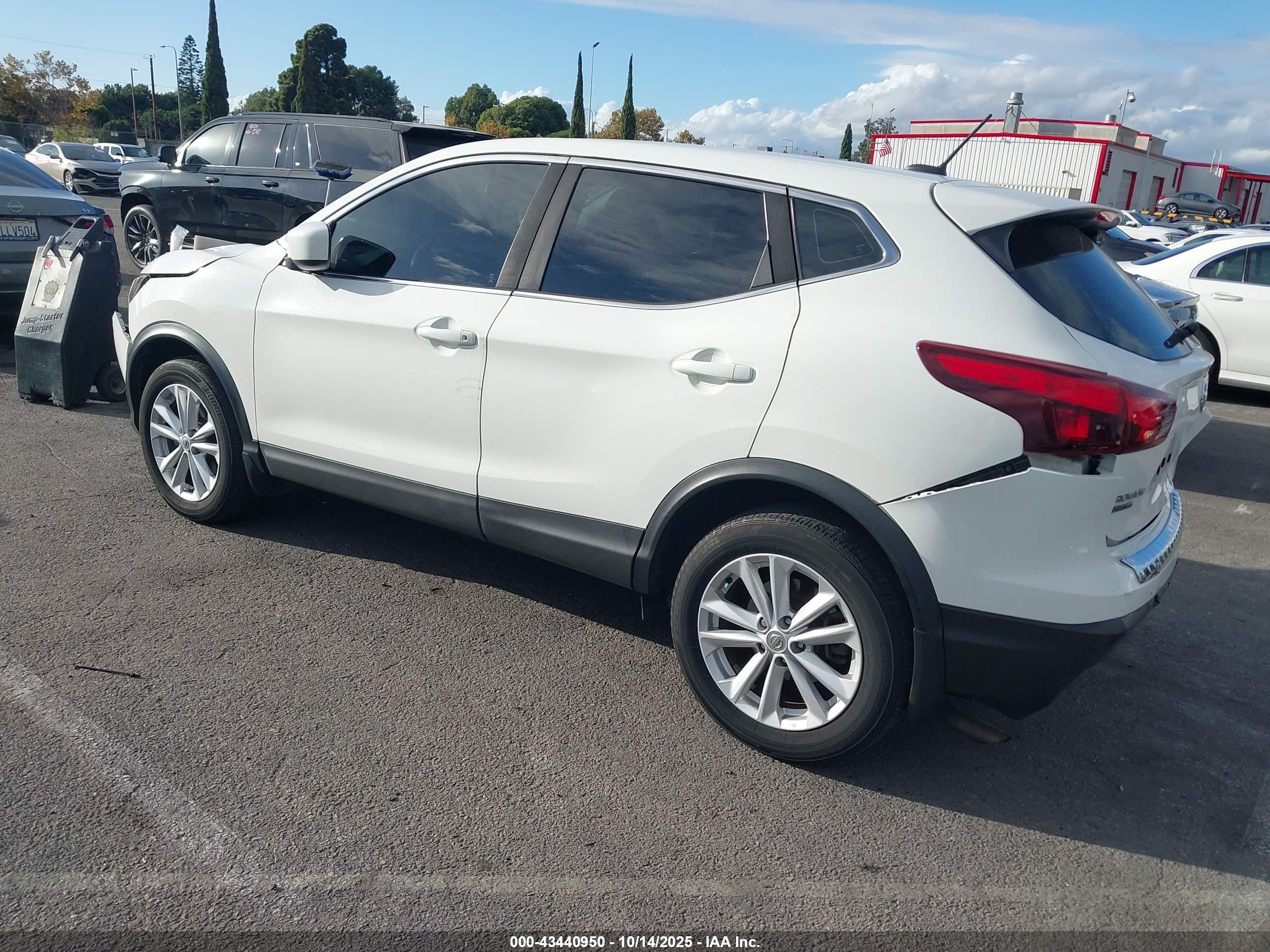 NISSAN ROGUE image 3