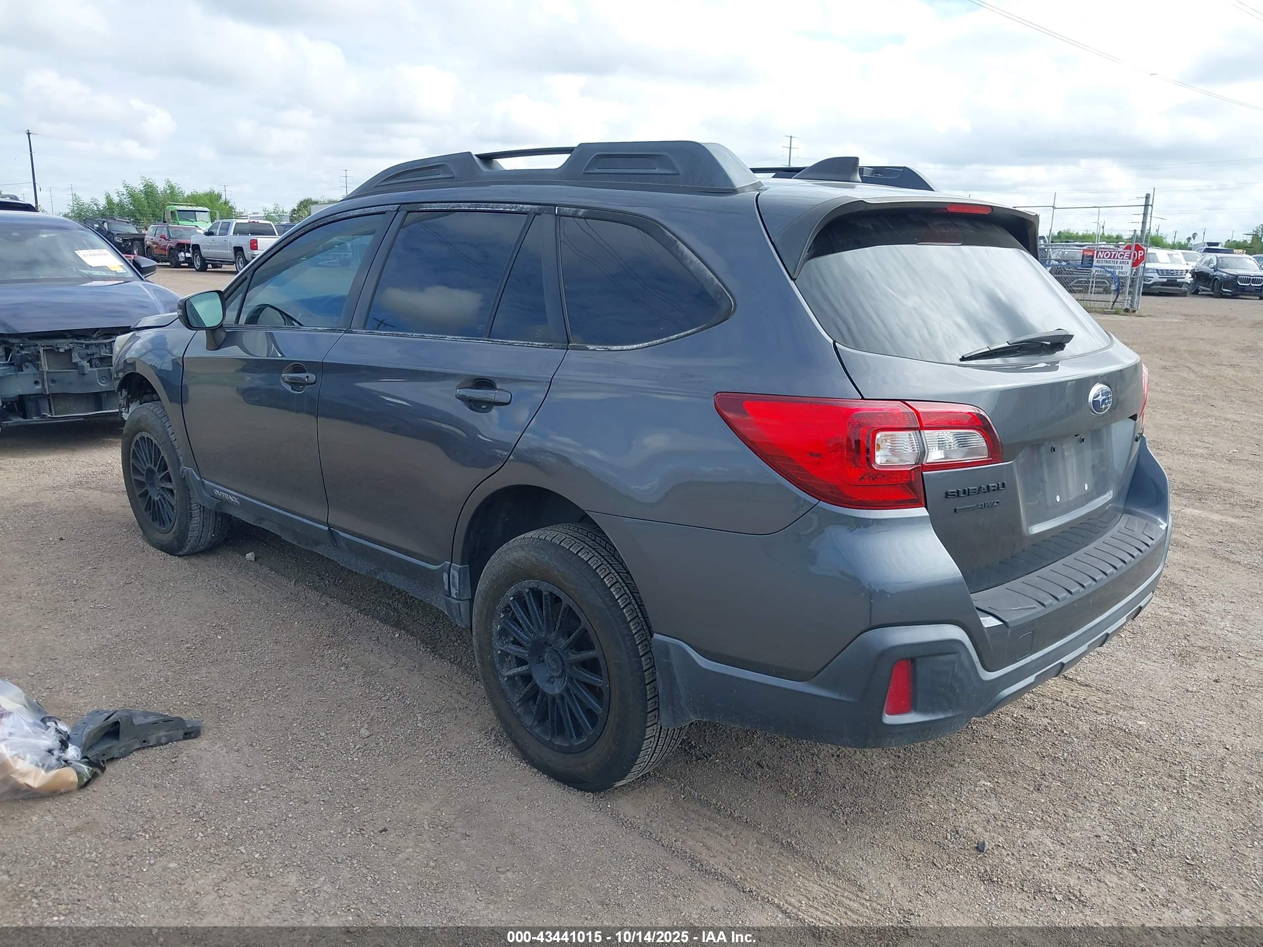 SUBARU OUTBACK image 3