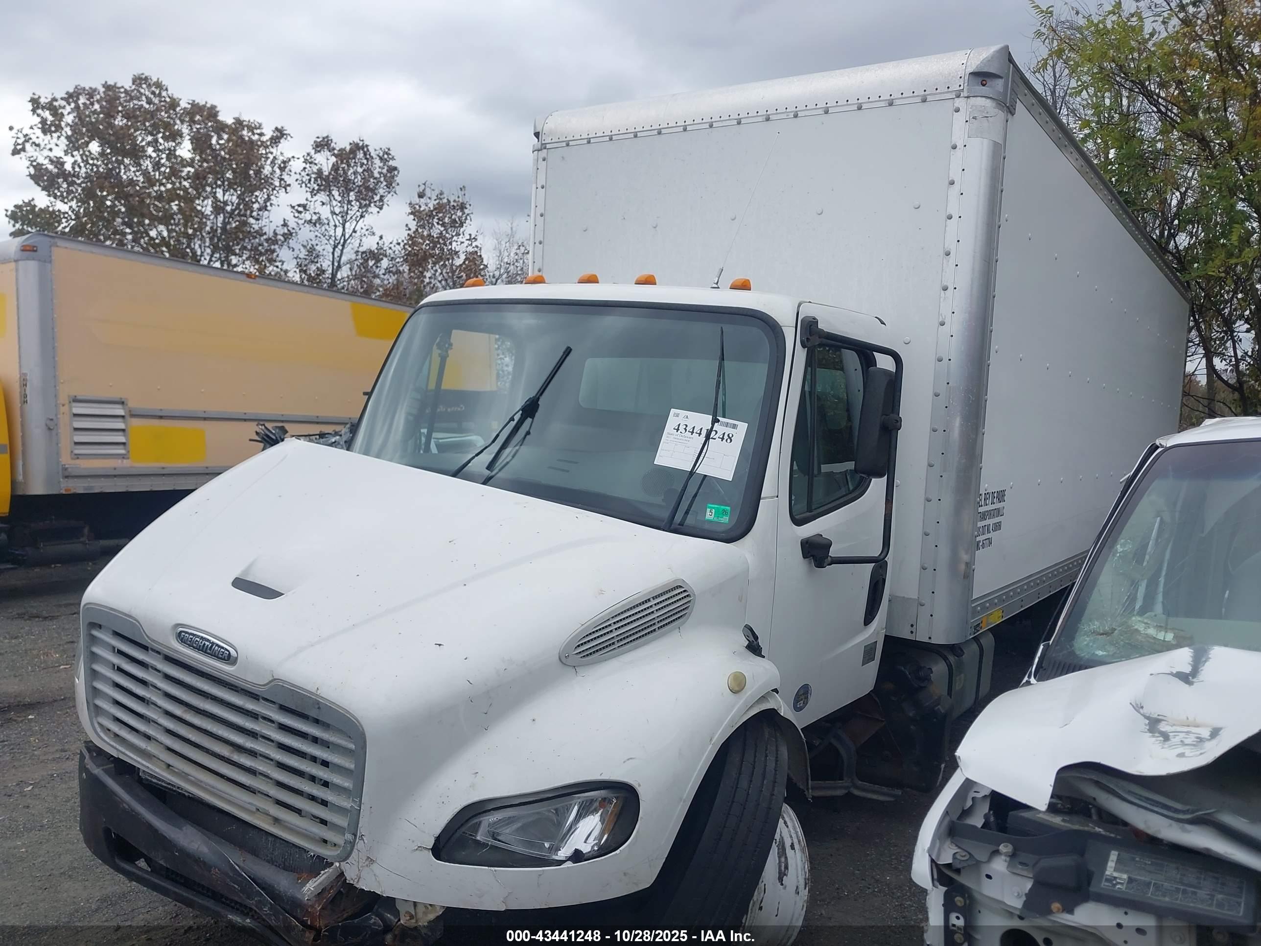 FREIGHTLINER M2 image 2