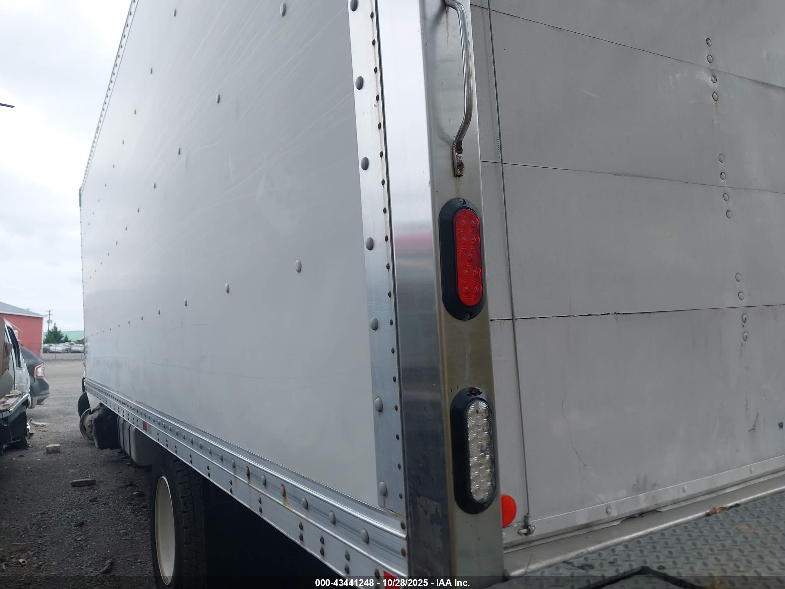 FREIGHTLINER M2 image 3