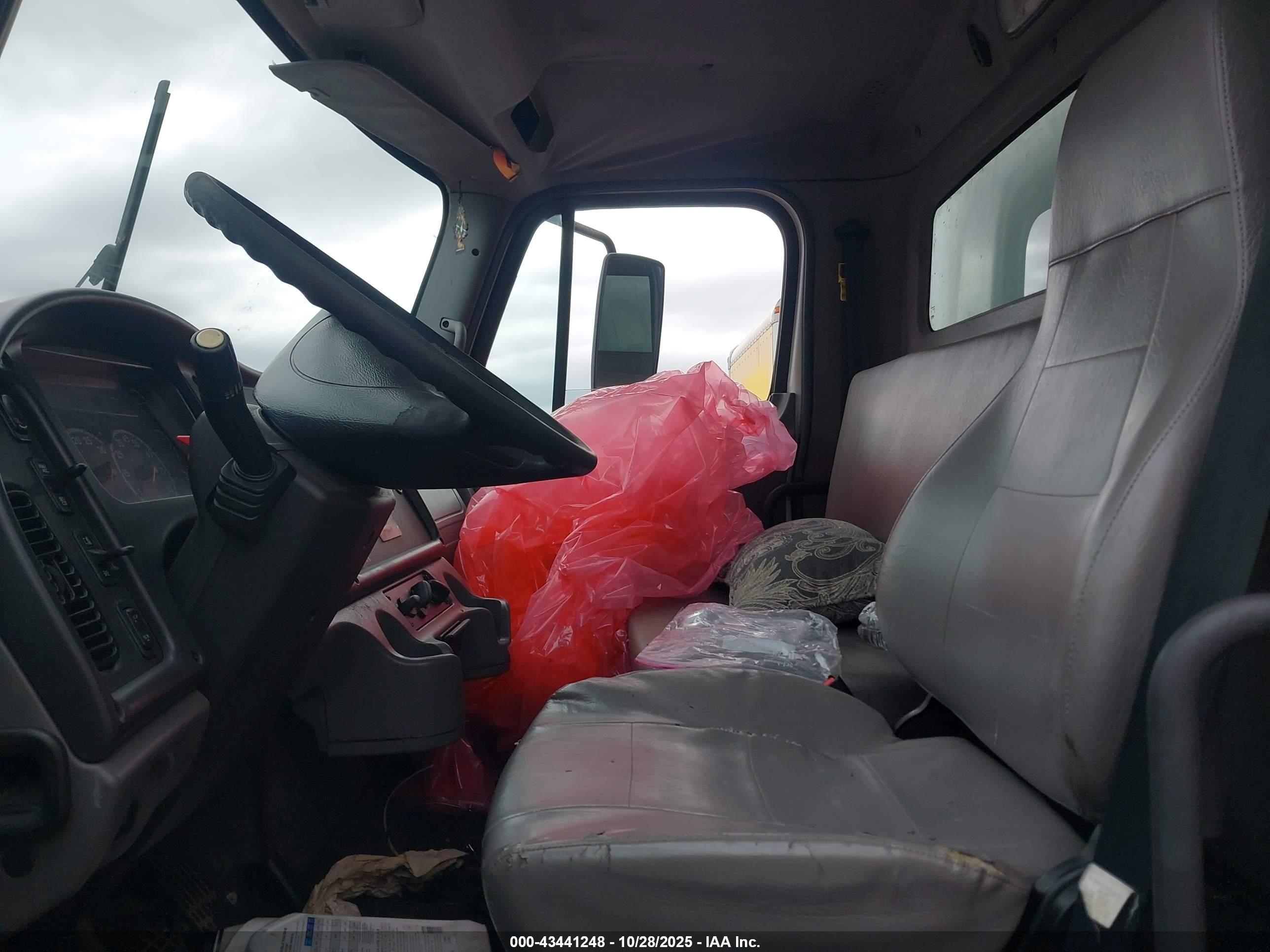 FREIGHTLINER M2 image 7