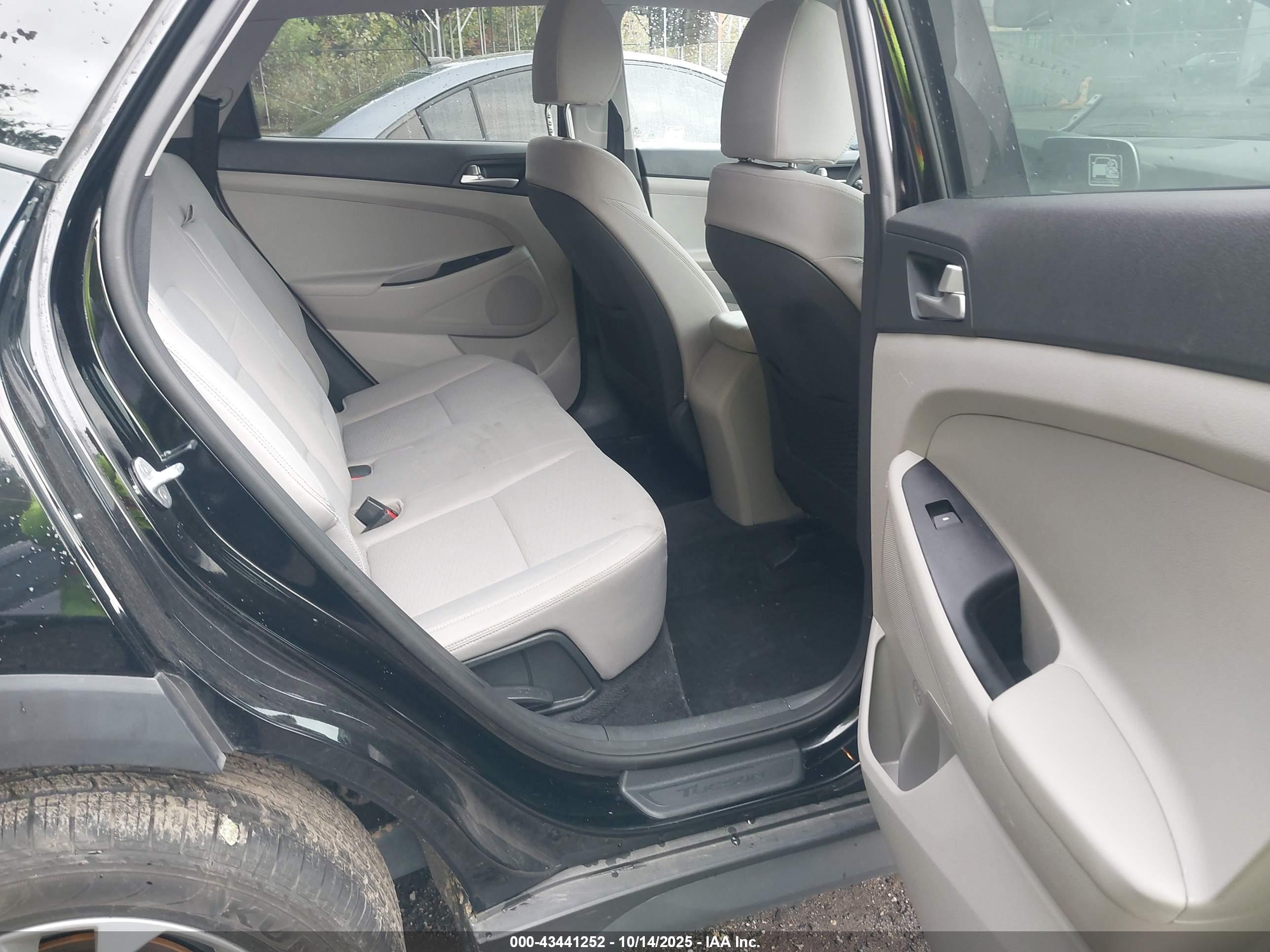HYUNDAI TUCSON image 8