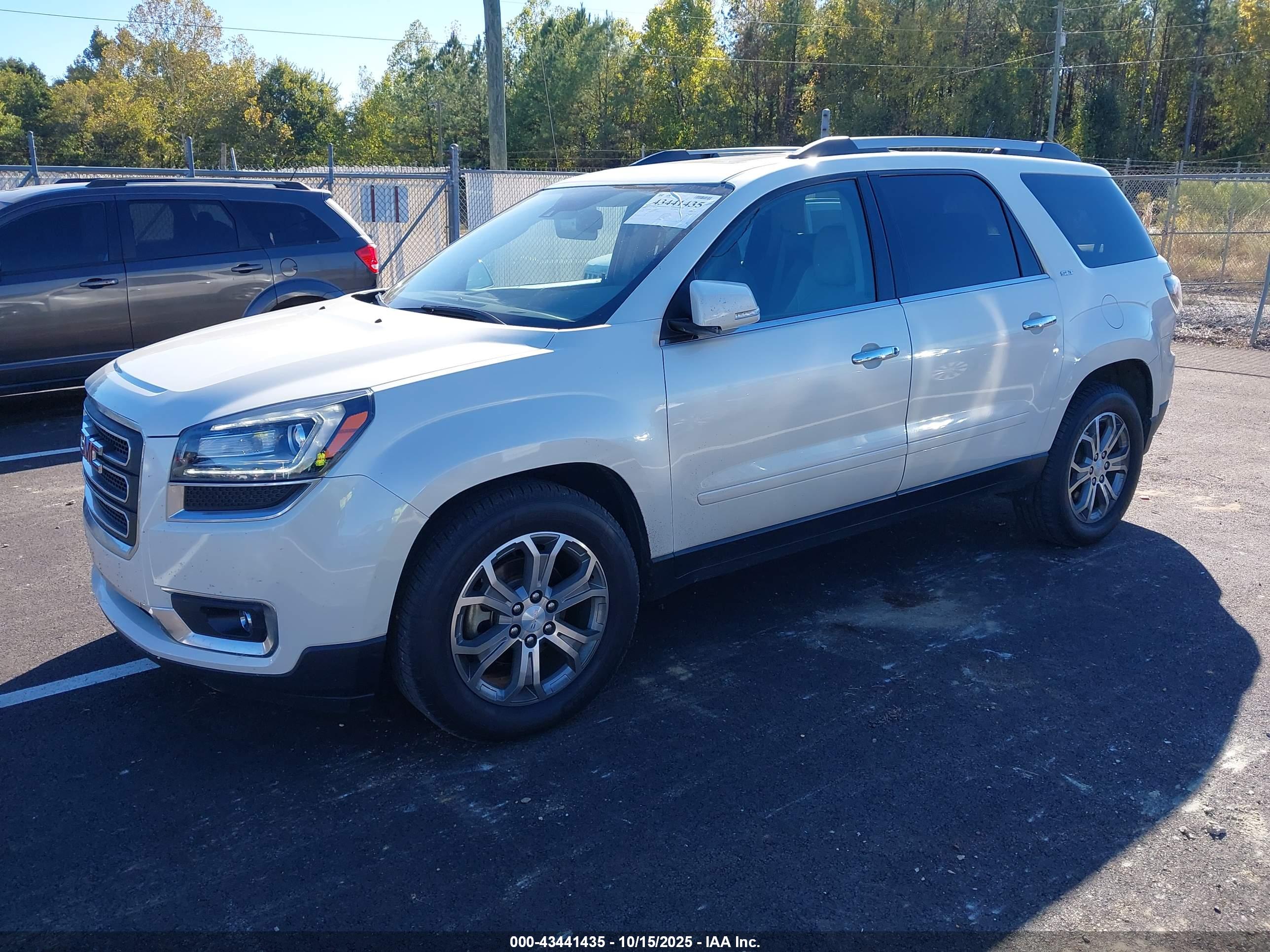 GMC ACADIA image 2
