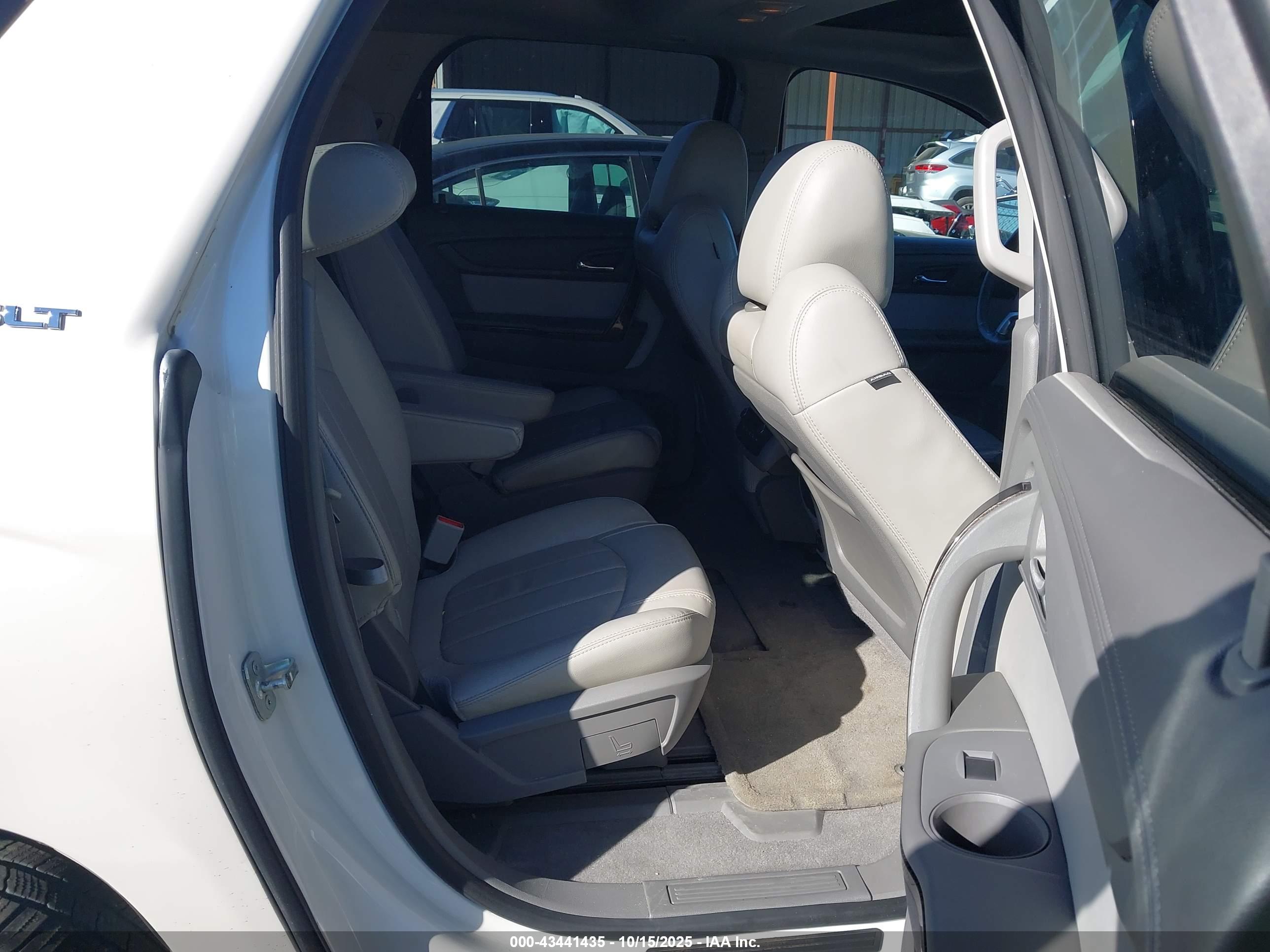 GMC ACADIA image 8