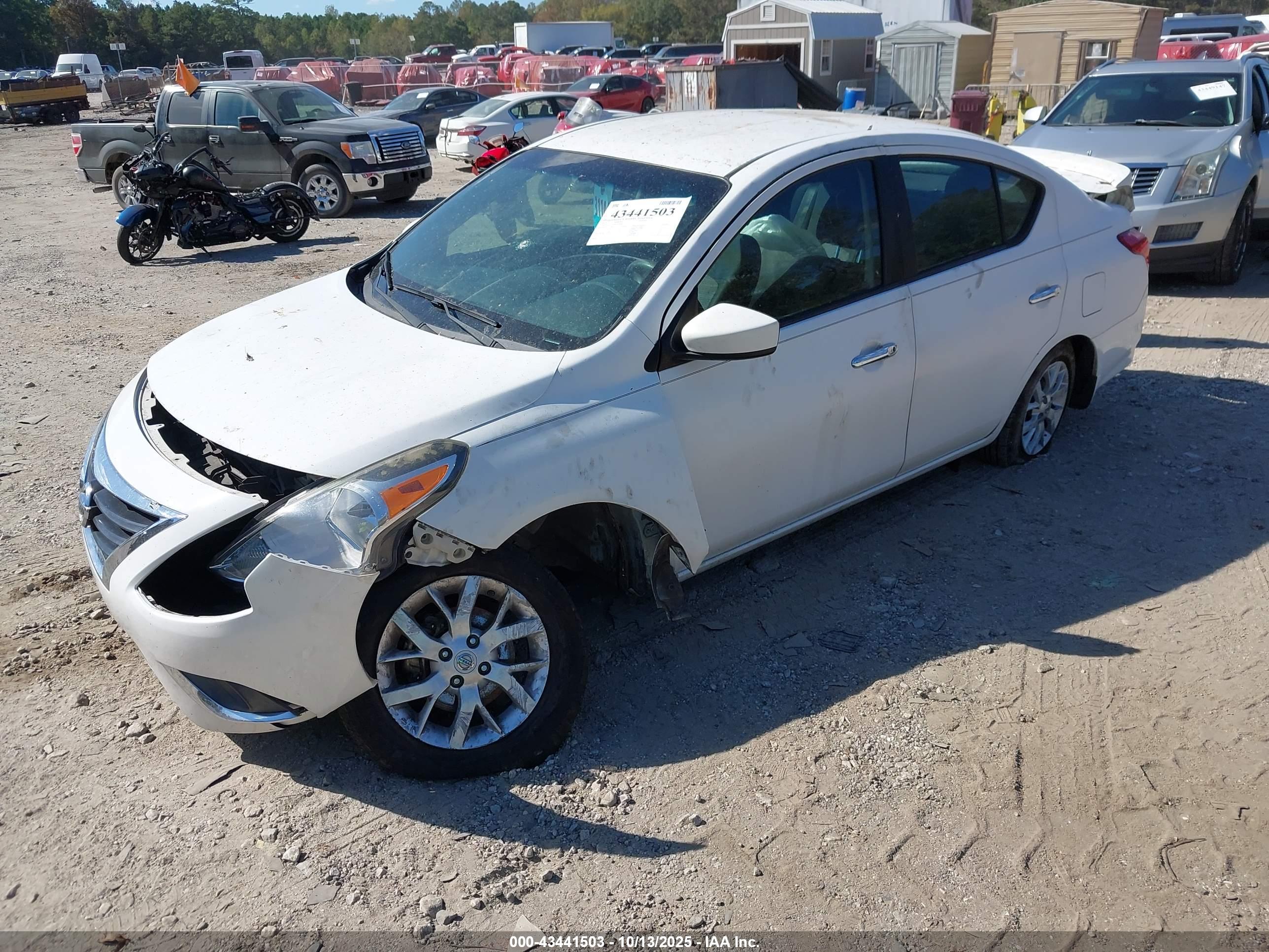 NISSAN VERSA image 2
