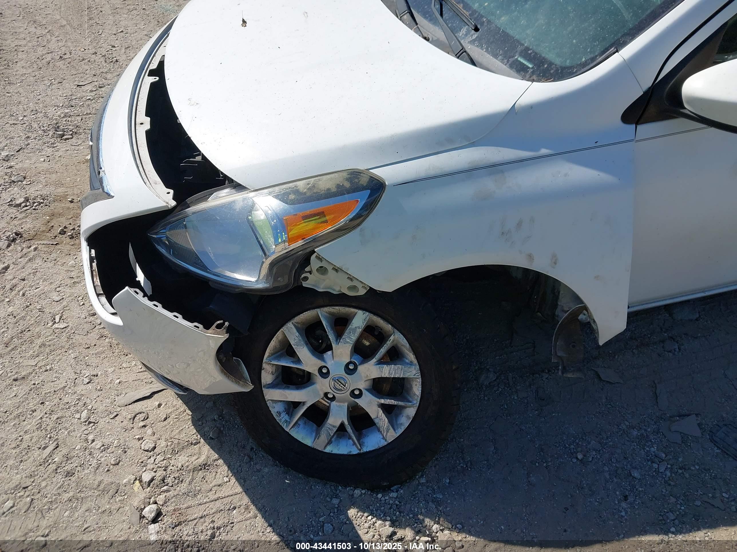 NISSAN VERSA image 6
