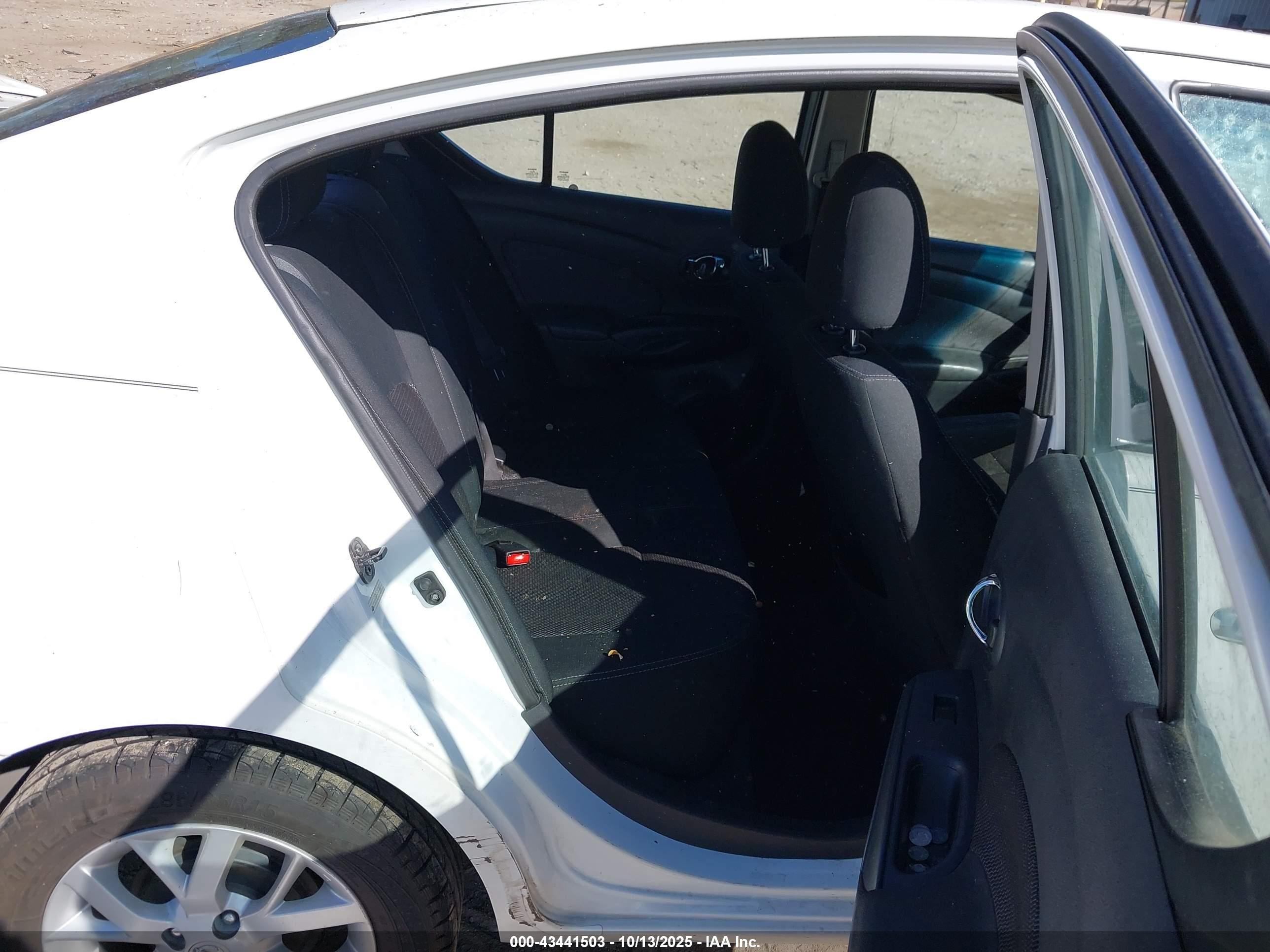NISSAN VERSA image 8