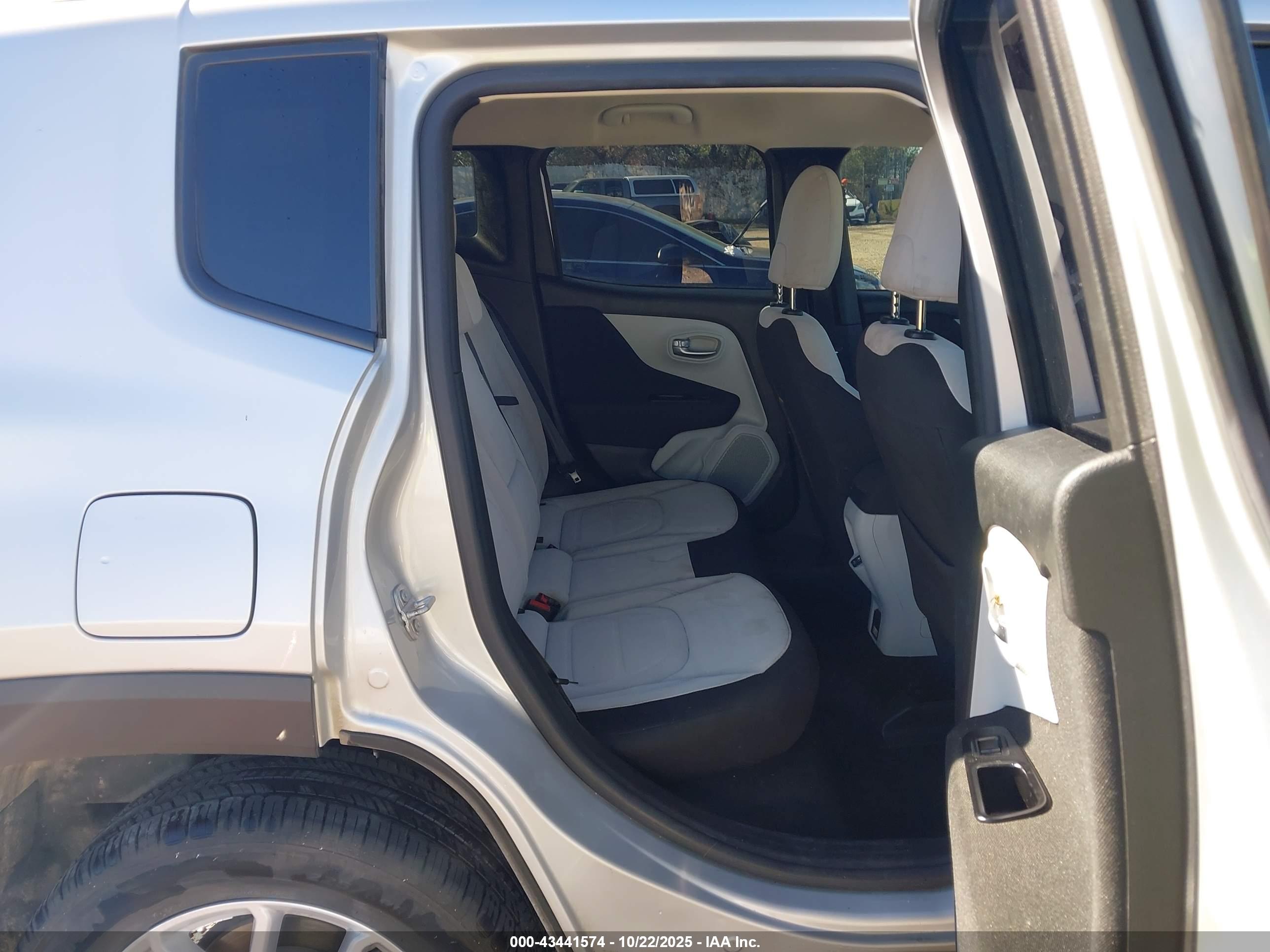 JEEP RENEGADE image 8