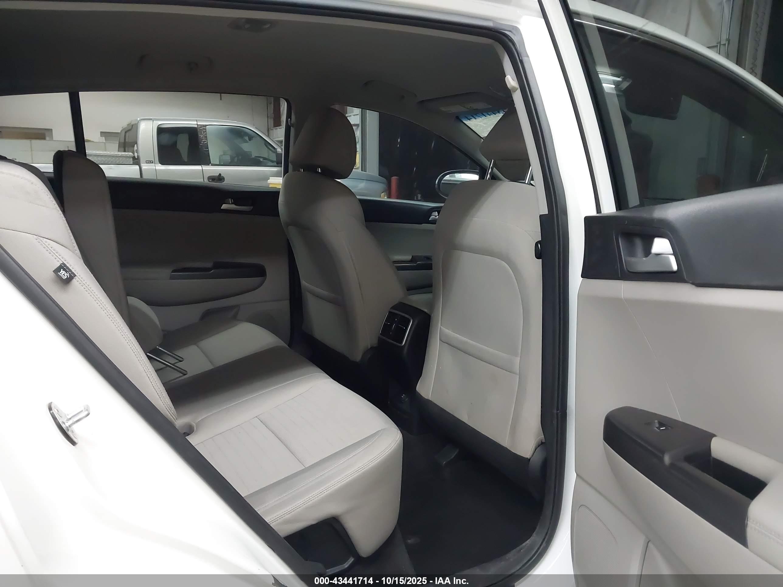 KIA SPORTAGE image 8