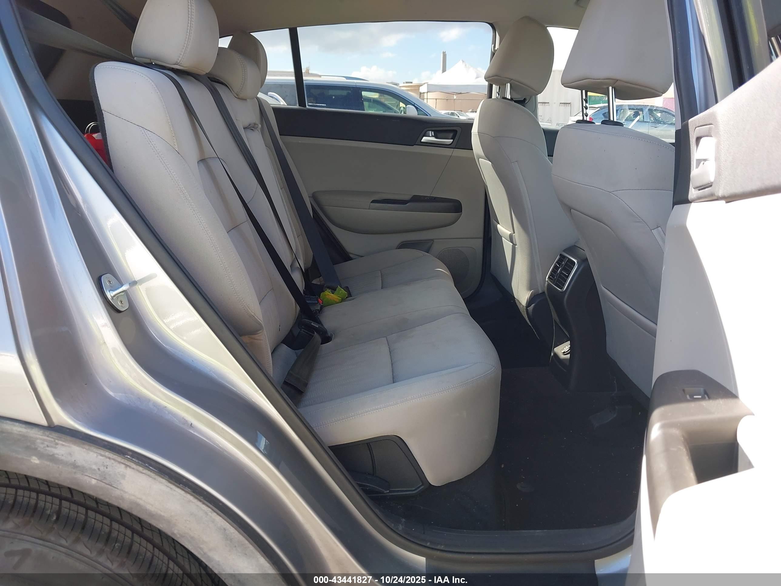 KIA SPORTAGE image 8