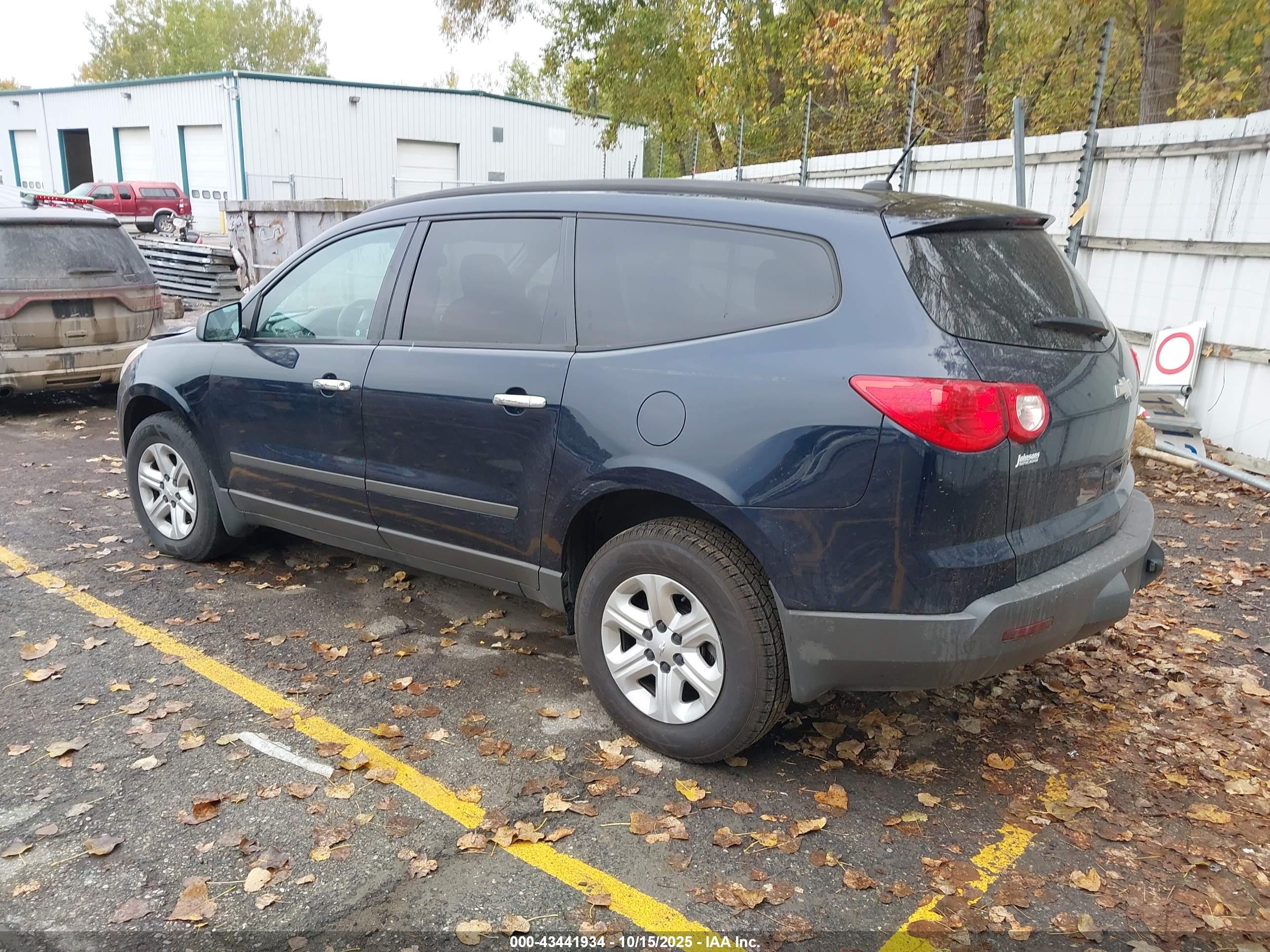 CHEVROLET TRAVERSE image 3