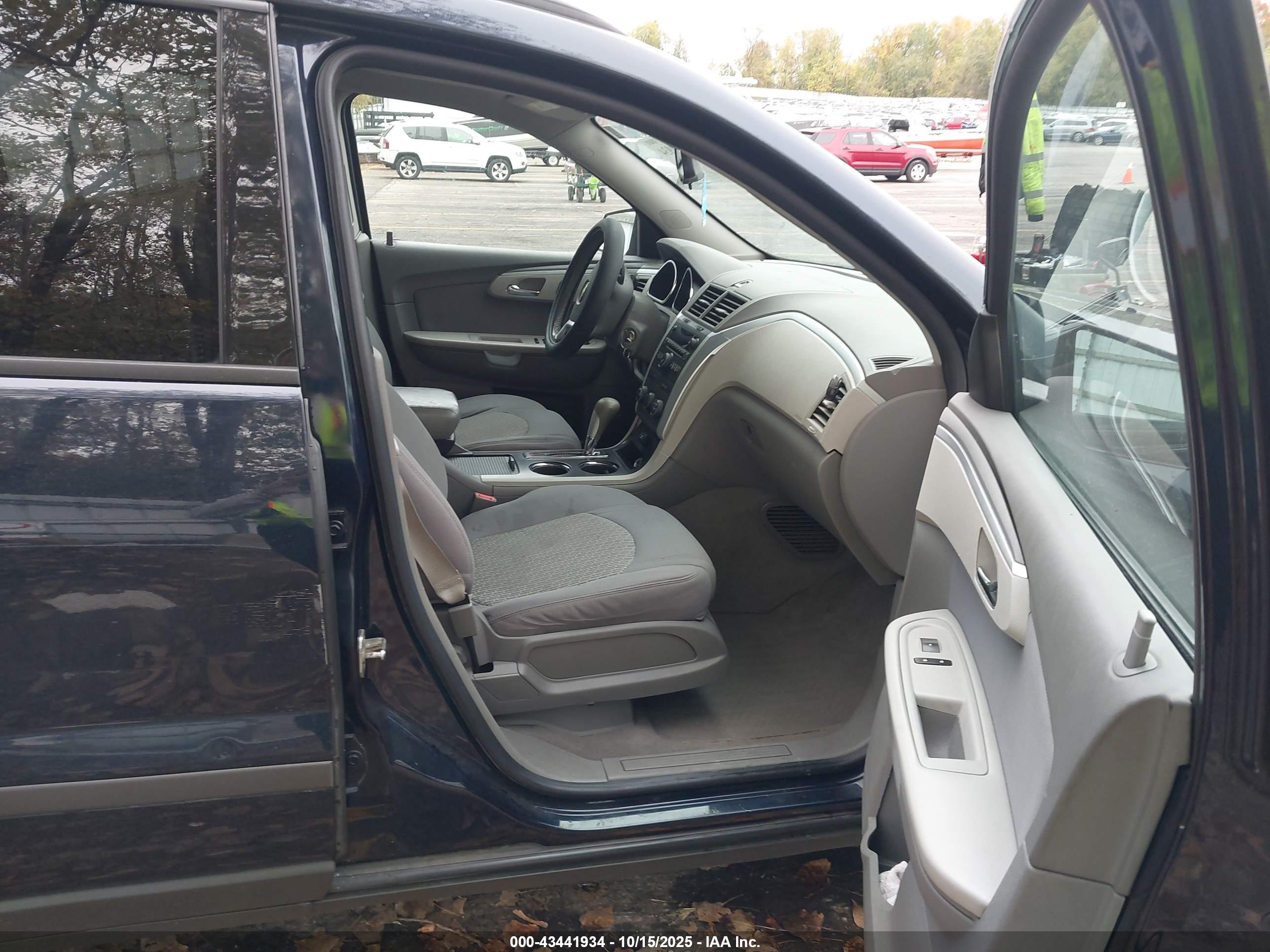 CHEVROLET TRAVERSE image 5