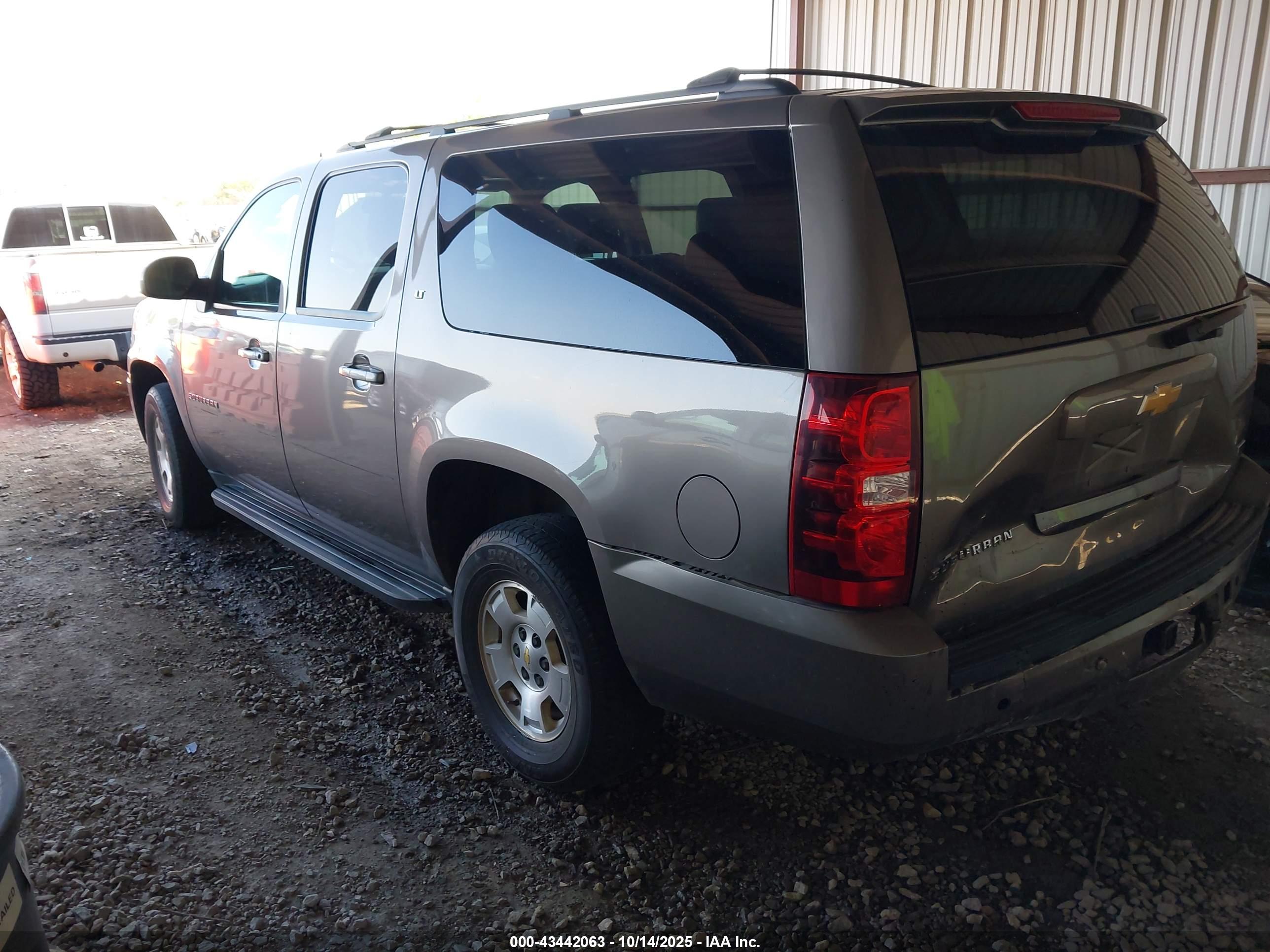 CHEVROLET SUBURBAN image 3