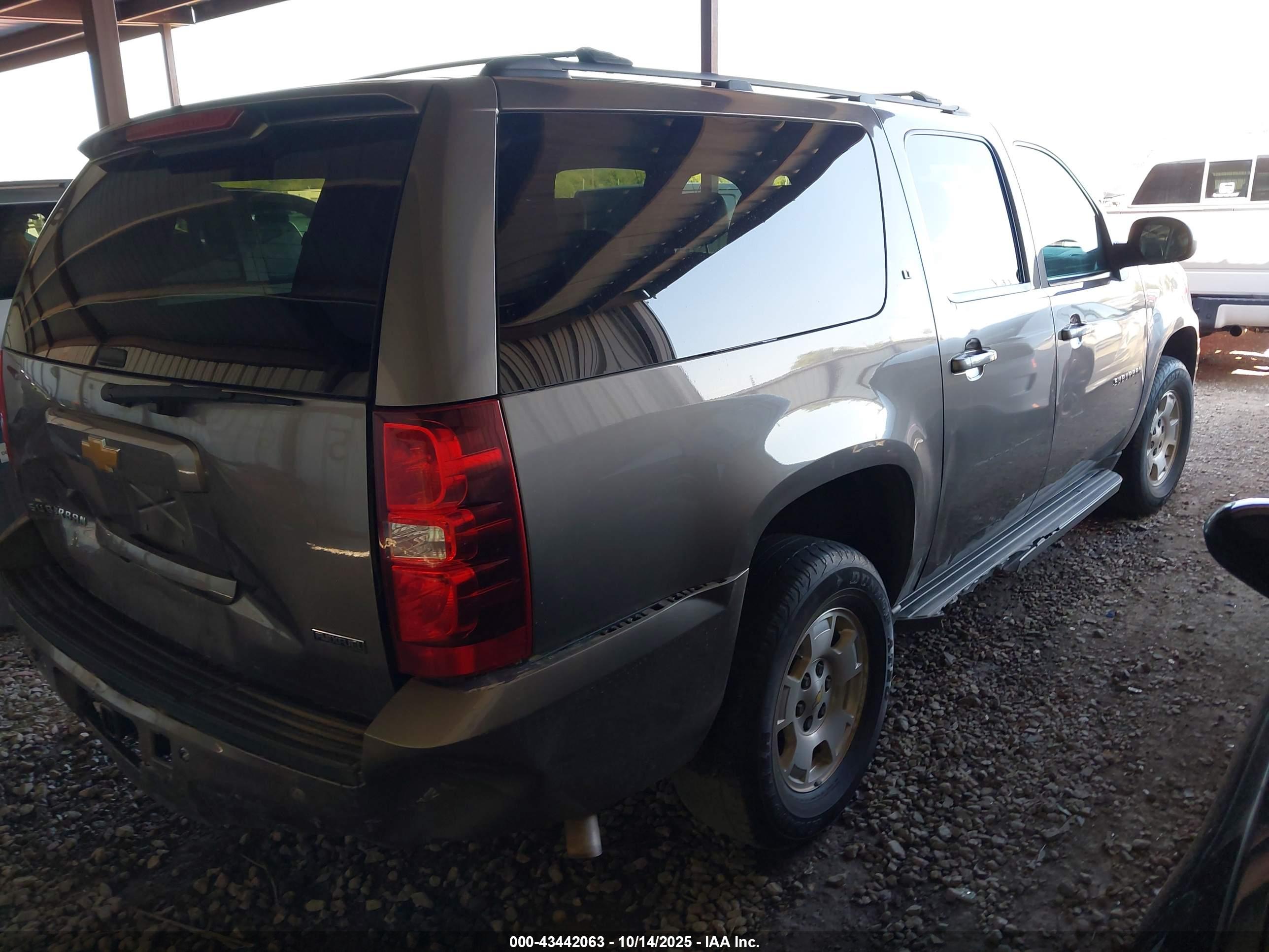 CHEVROLET SUBURBAN image 4