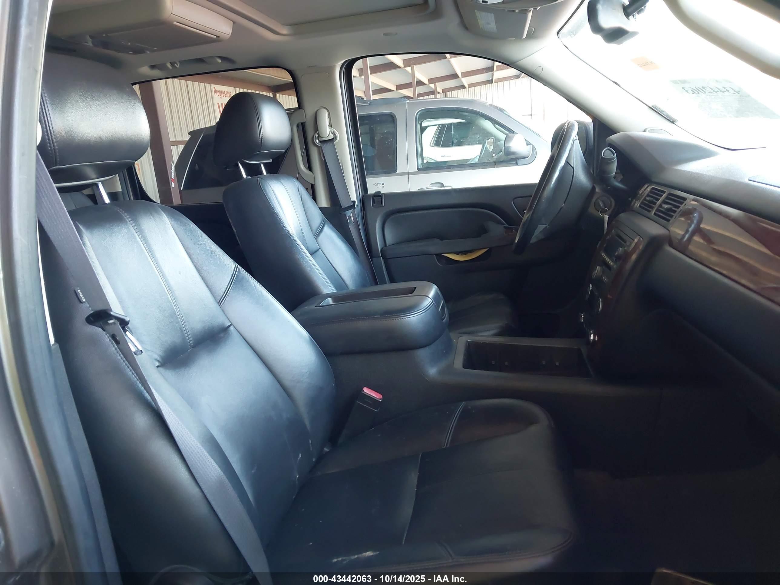 CHEVROLET SUBURBAN image 5