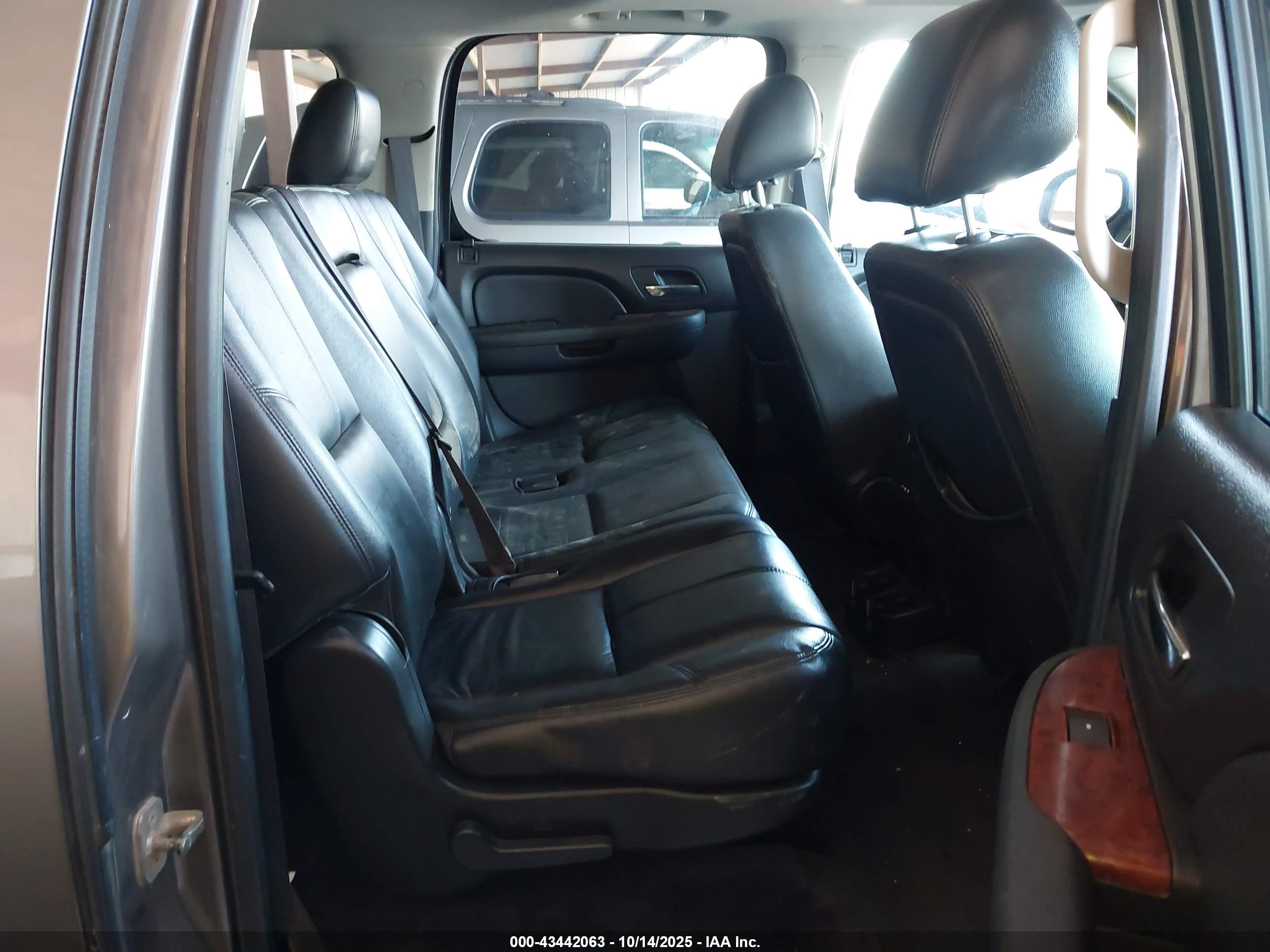 CHEVROLET SUBURBAN image 8