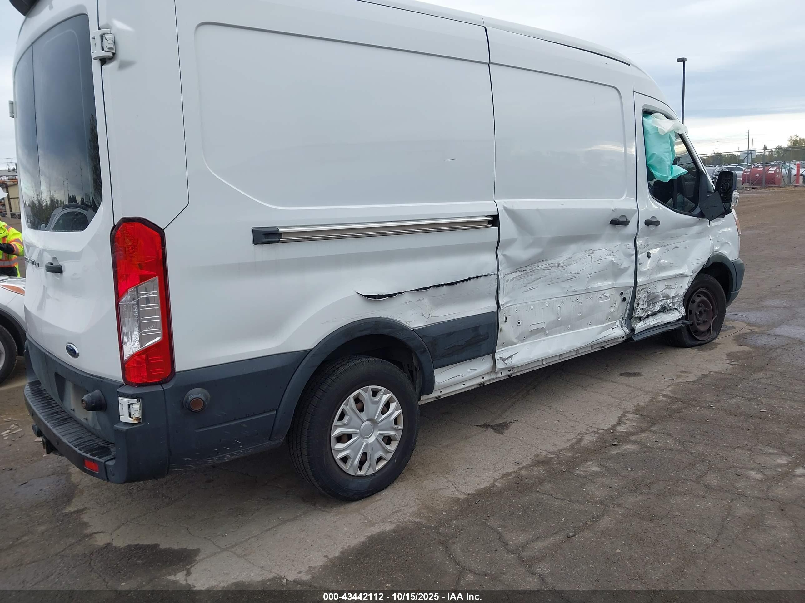 FORD TRANSIT-250 image 4