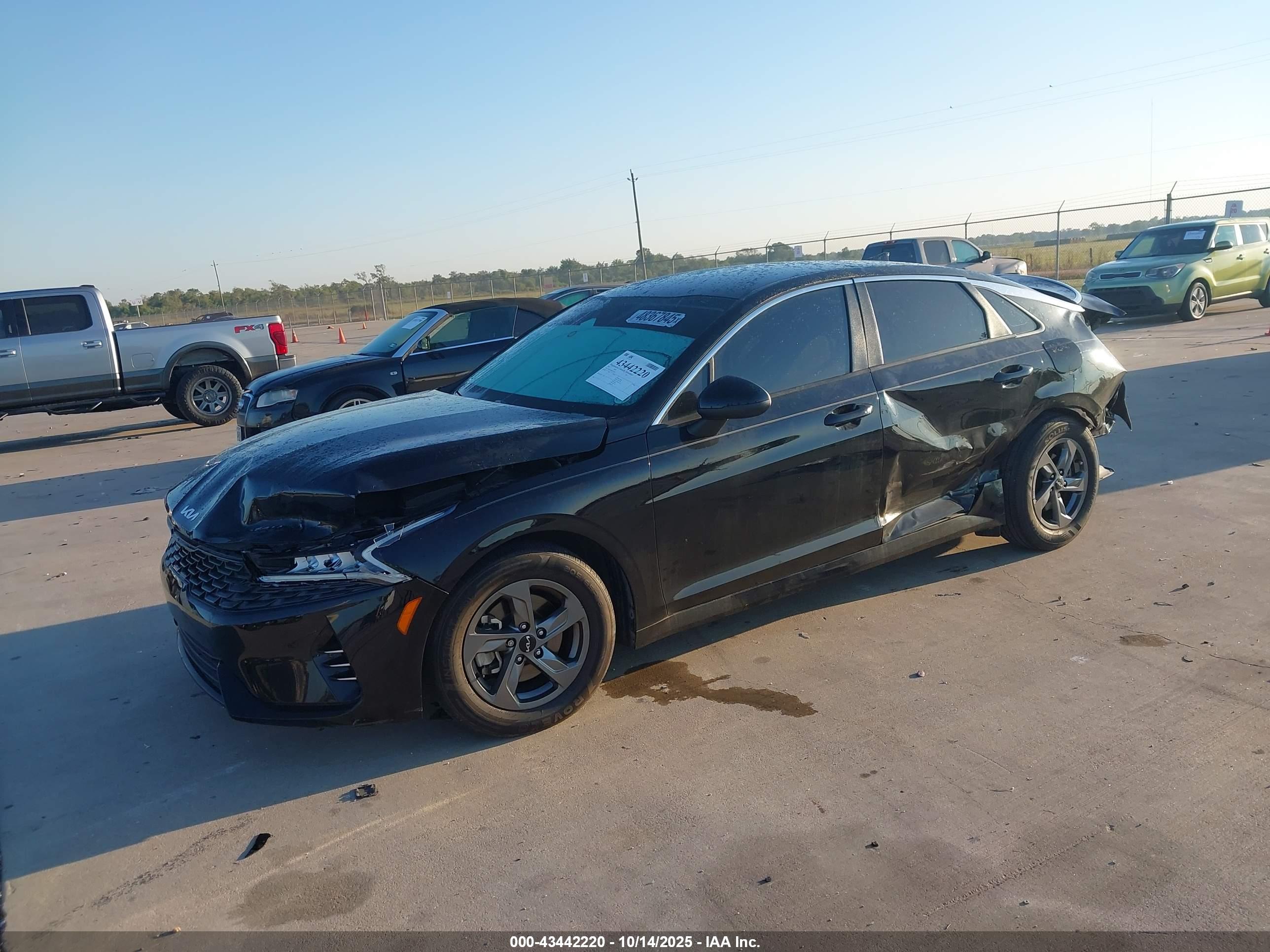 KIA K5 image 2