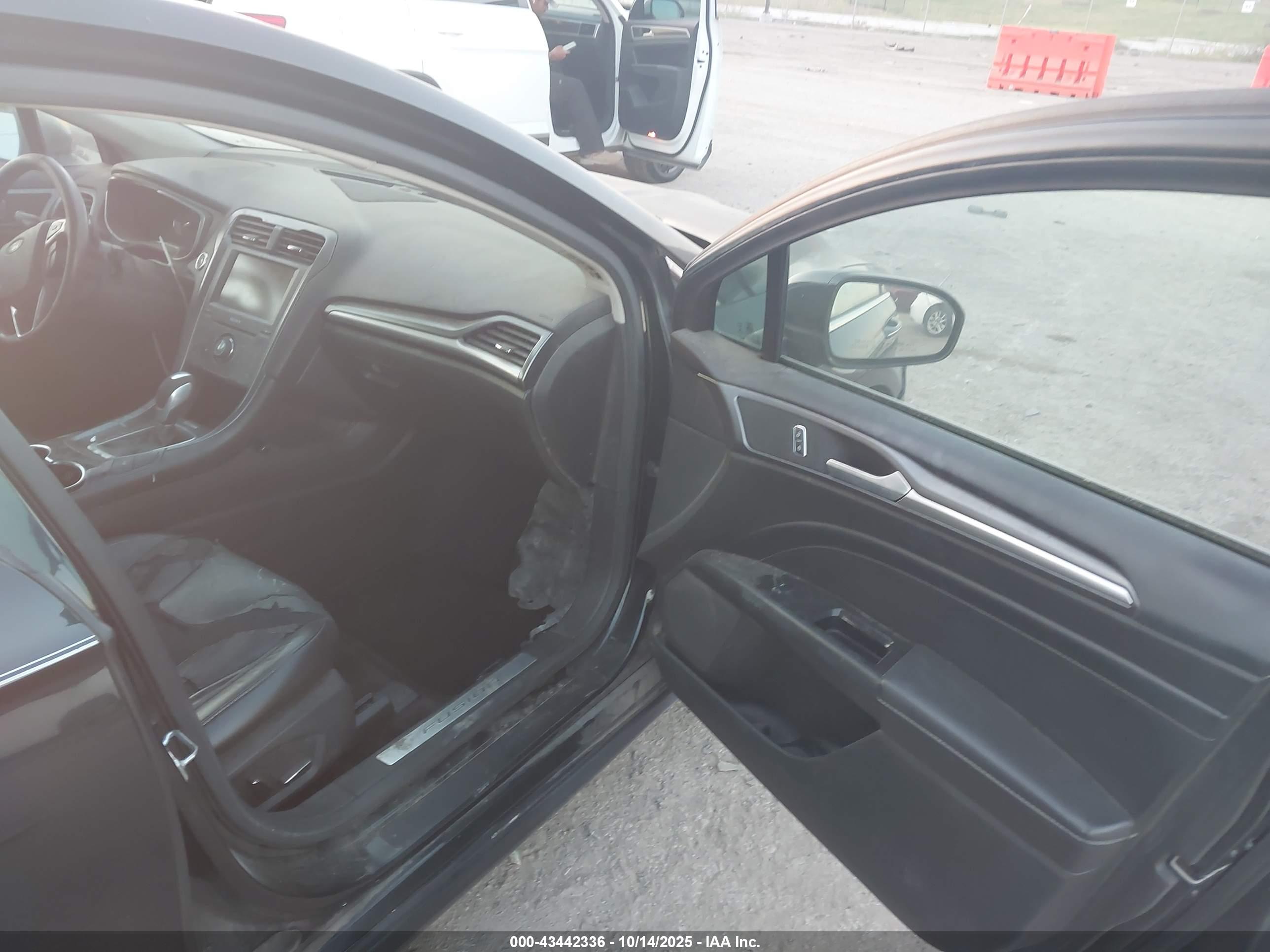 FORD FUSION image 5