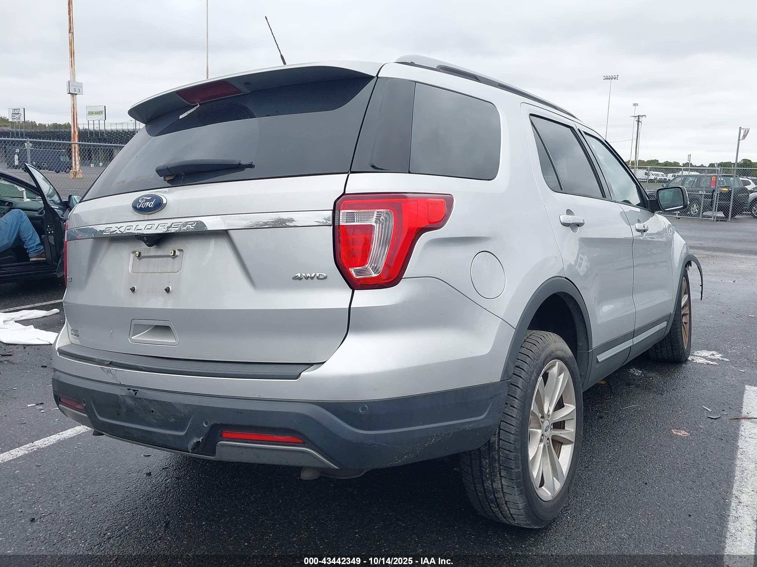 FORD EXPLORER image 4