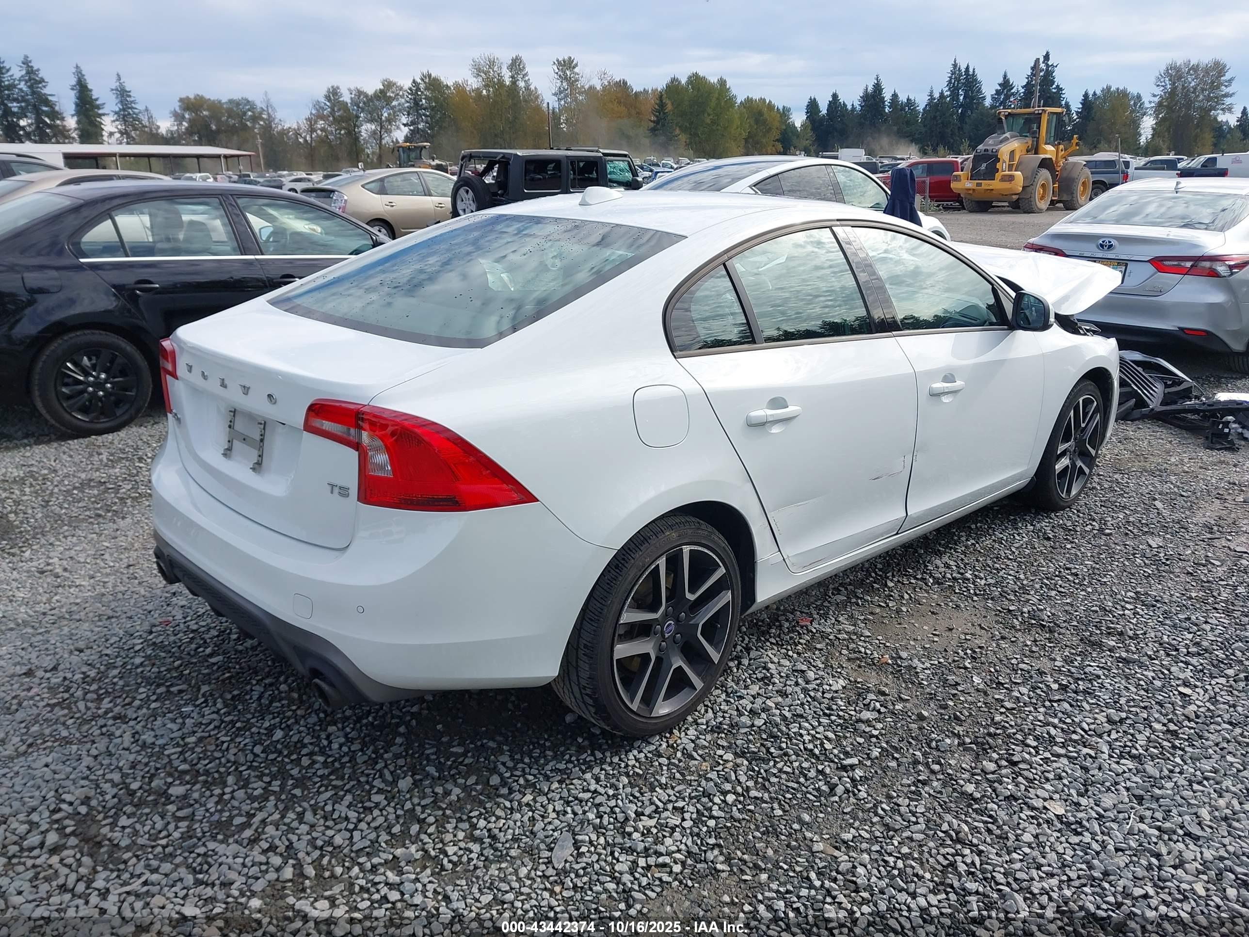 VOLVO S60 image 4