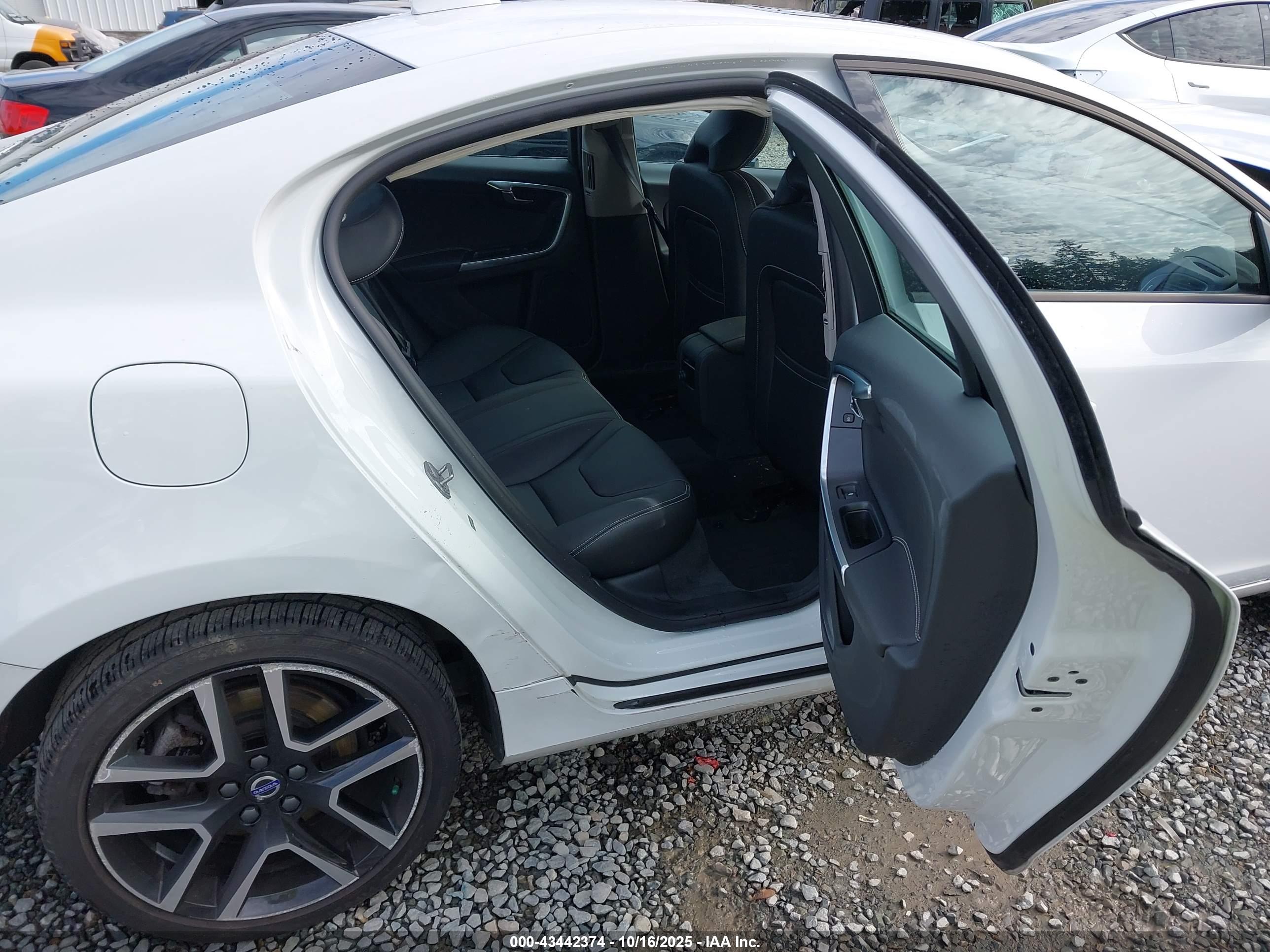 VOLVO S60 image 8