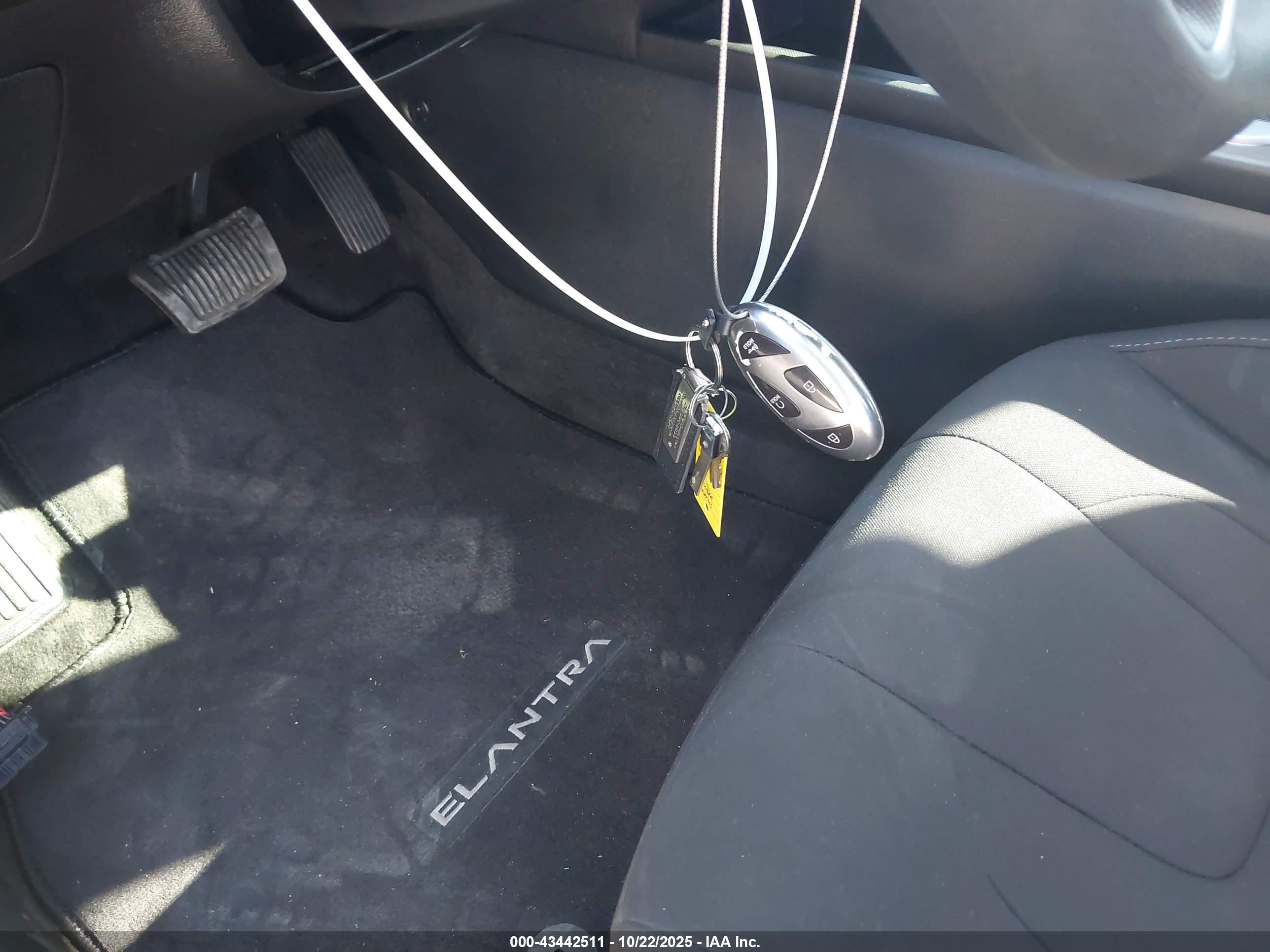 HYUNDAI ELANTRA image 11