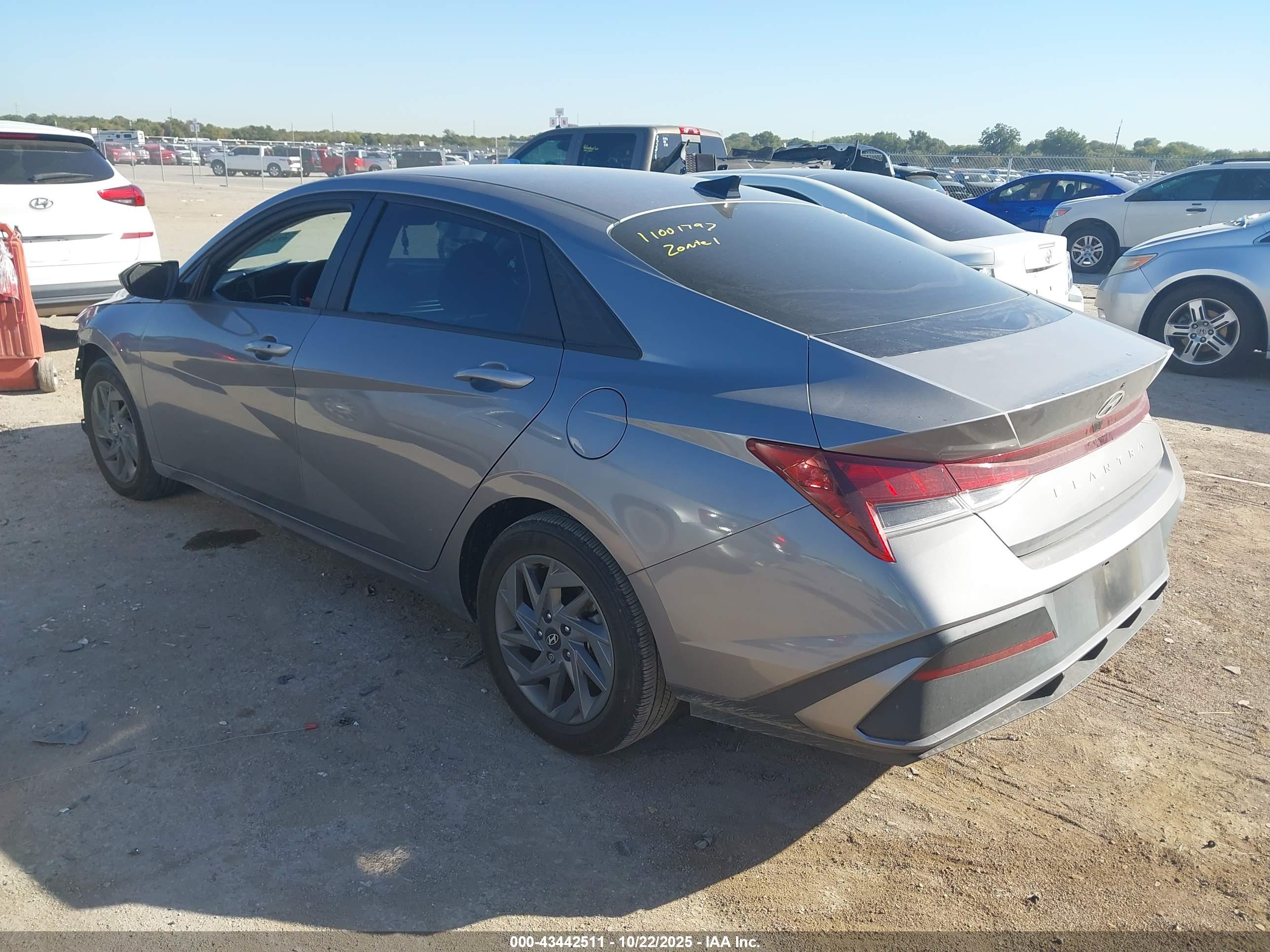 HYUNDAI ELANTRA image 3