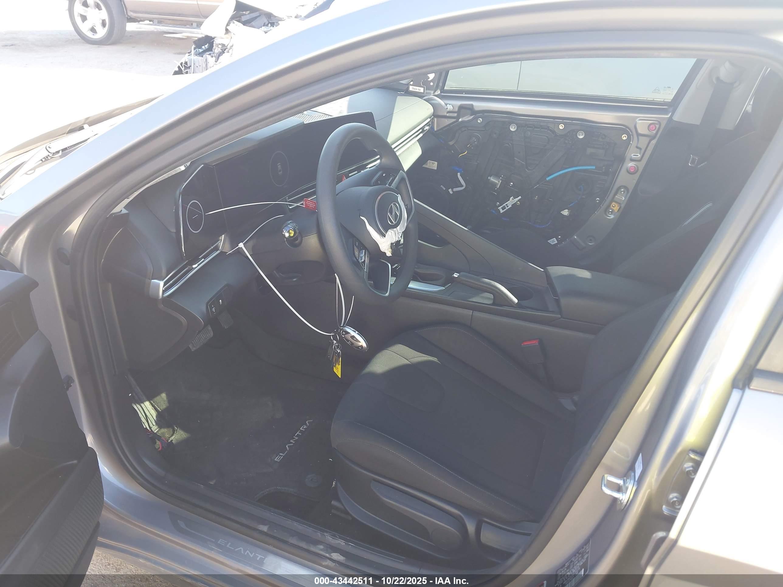 HYUNDAI ELANTRA image 5