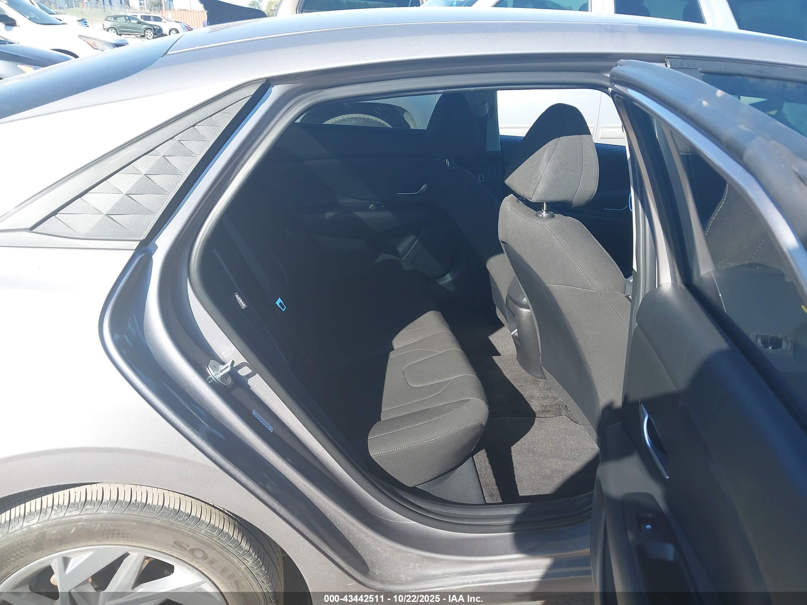 HYUNDAI ELANTRA image 8