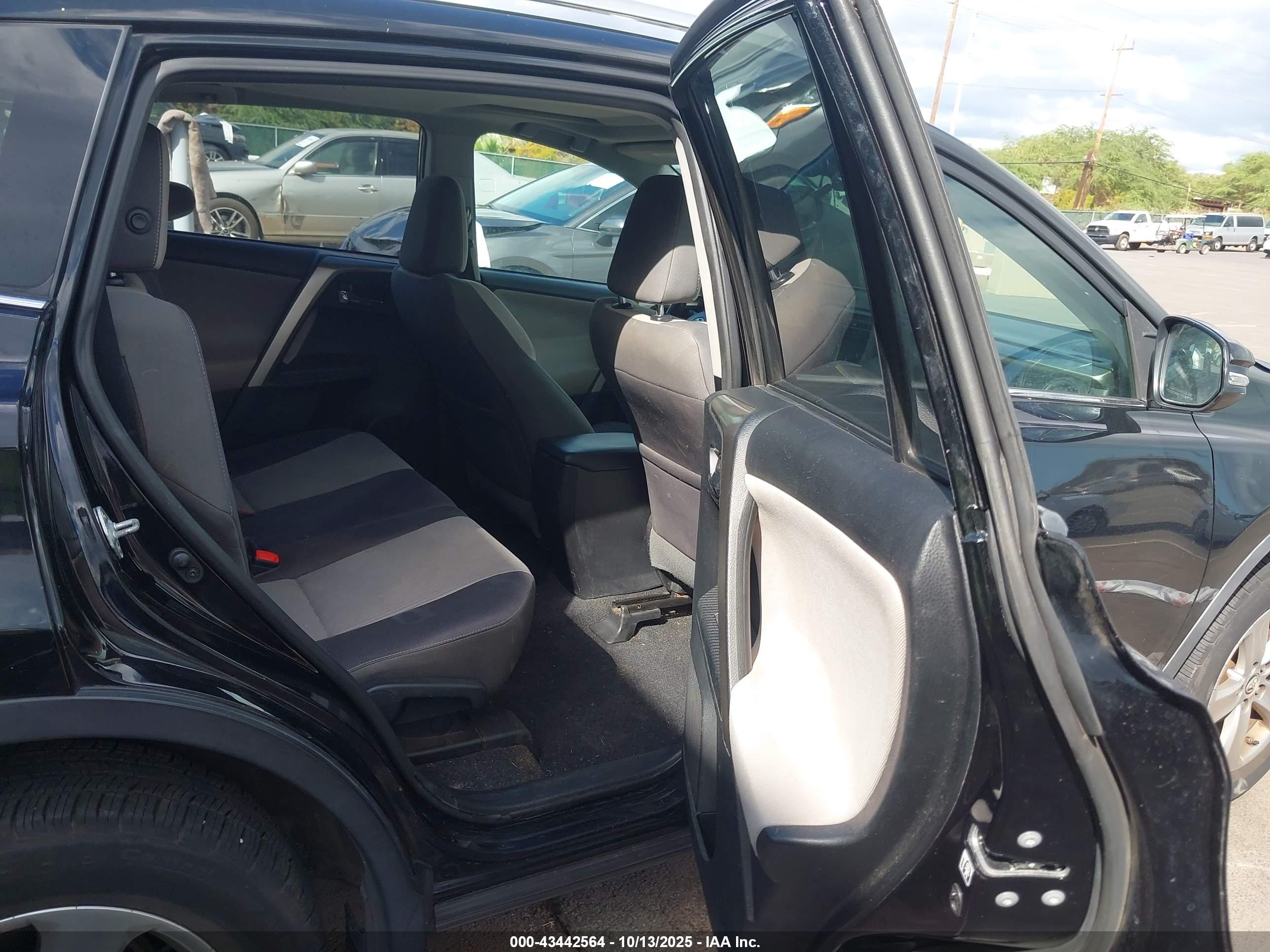 TOYOTA RAV4 image 8
