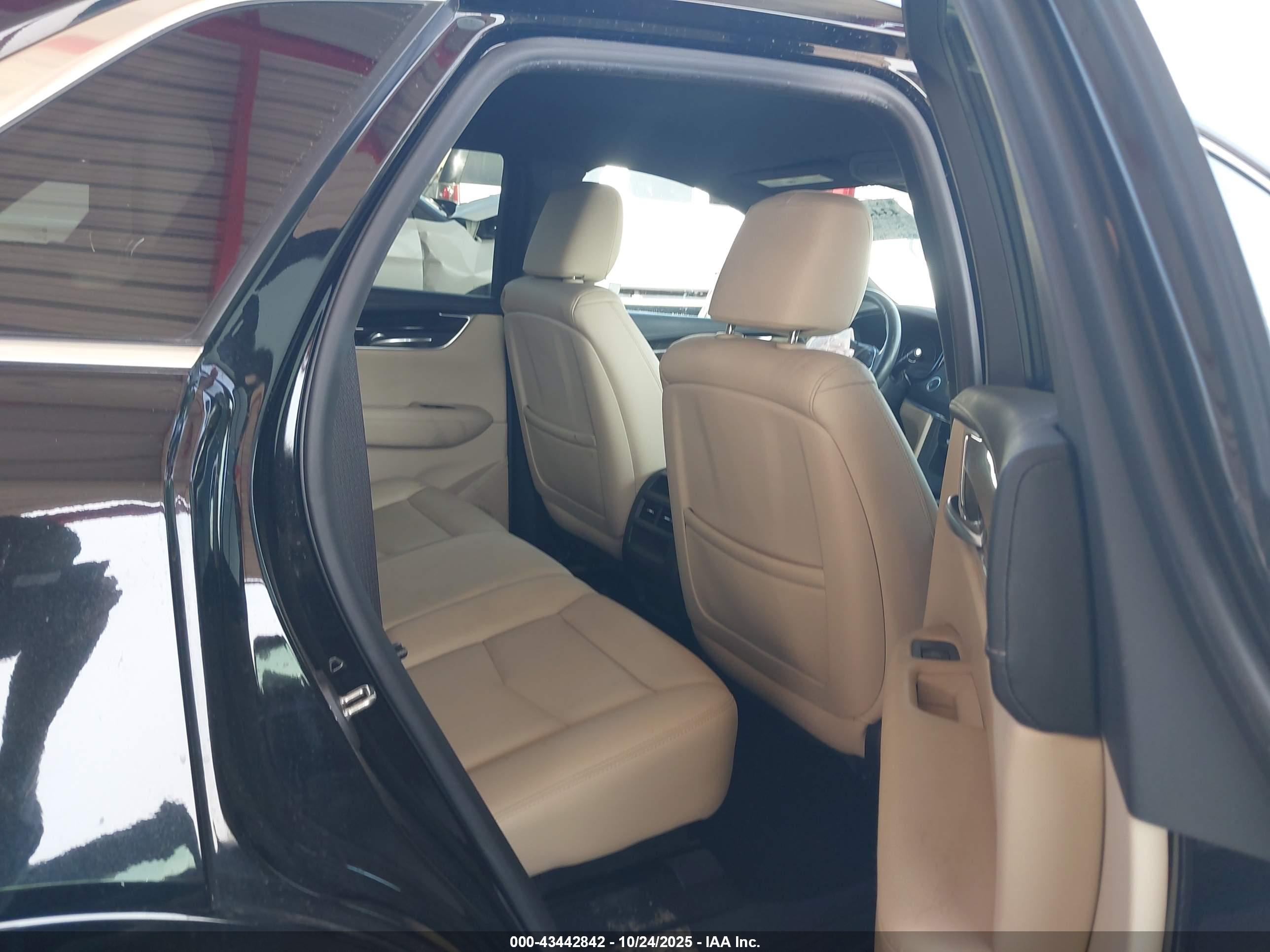 CADILLAC XT5 image 8