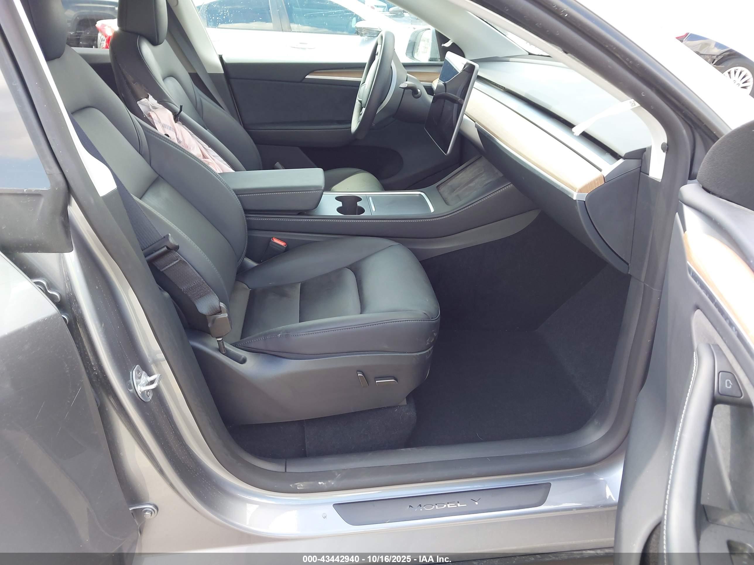 TESLA MODEL image 5