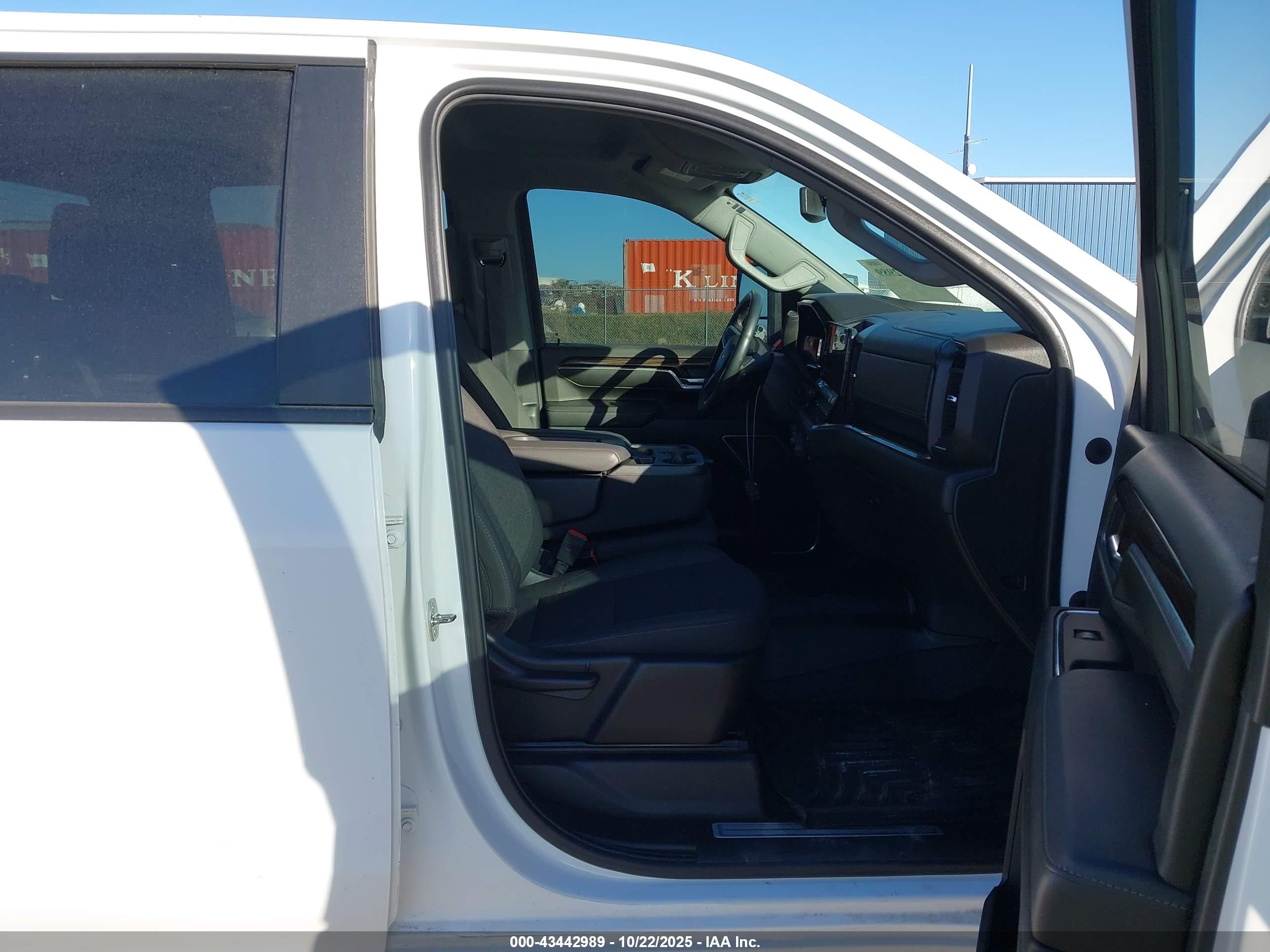 CHEVROLET SILVERADO image 8