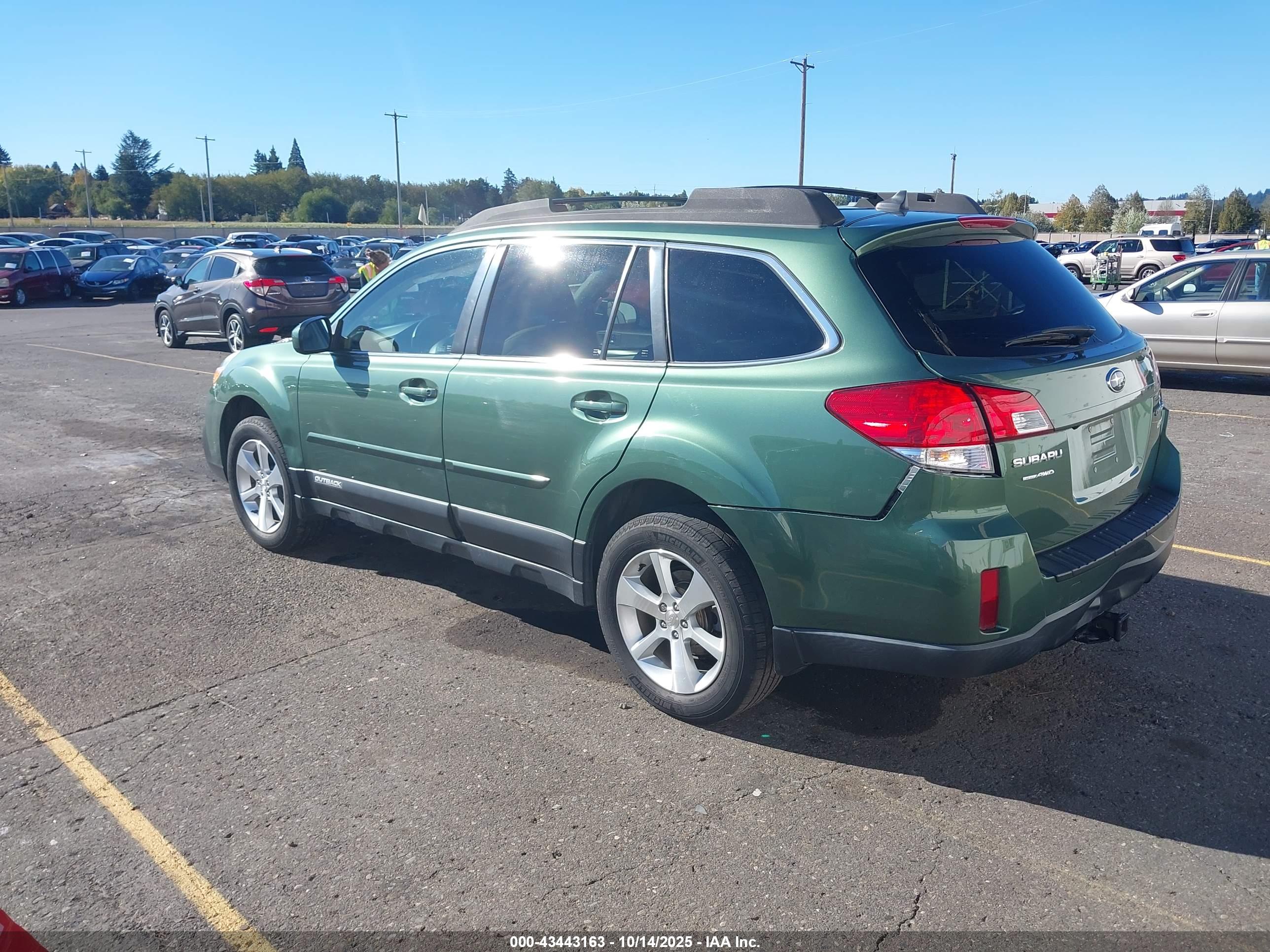 SUBARU OUTBACK image 3