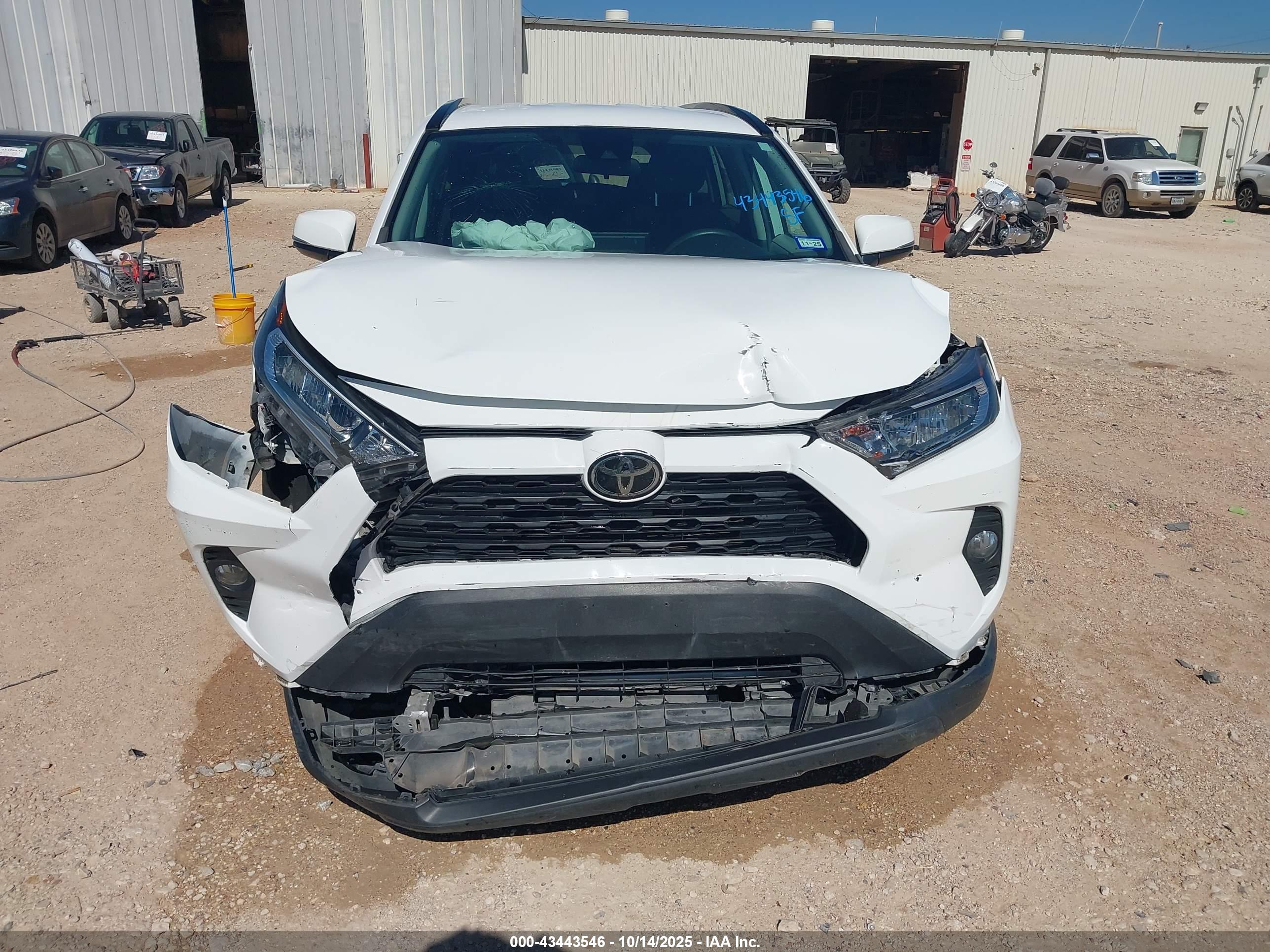 TOYOTA RAV4 image 6