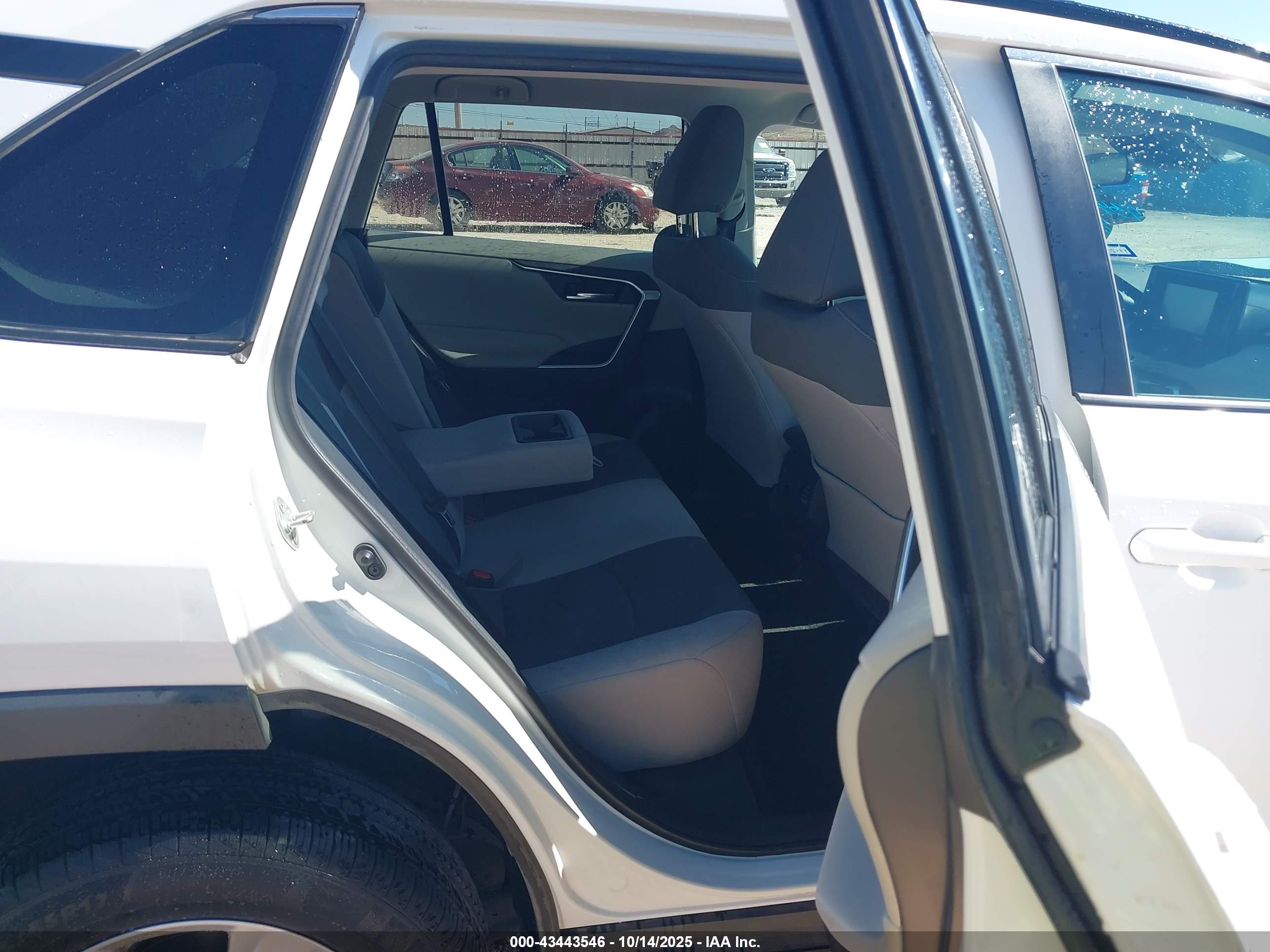 TOYOTA RAV4 image 8