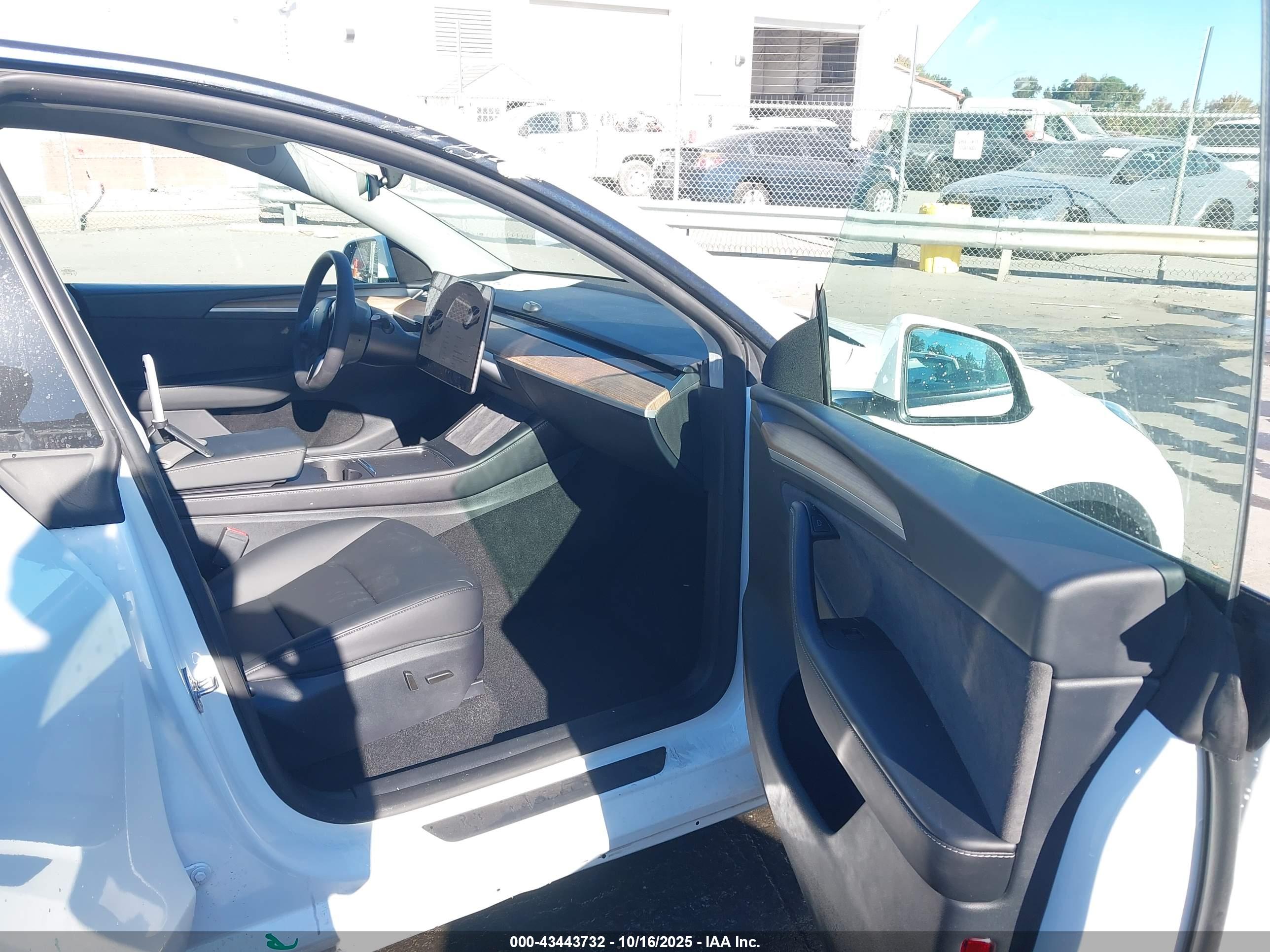 TESLA MODEL image 5