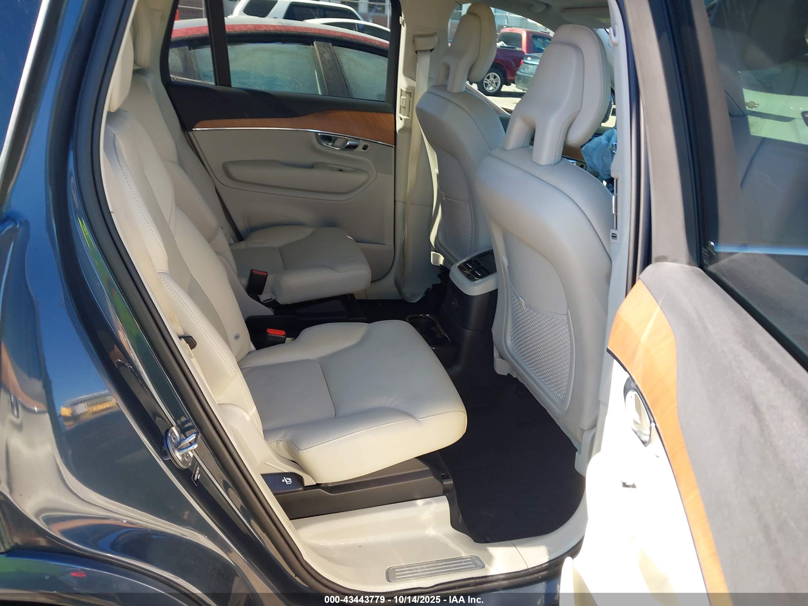 VOLVO XC90 image 8