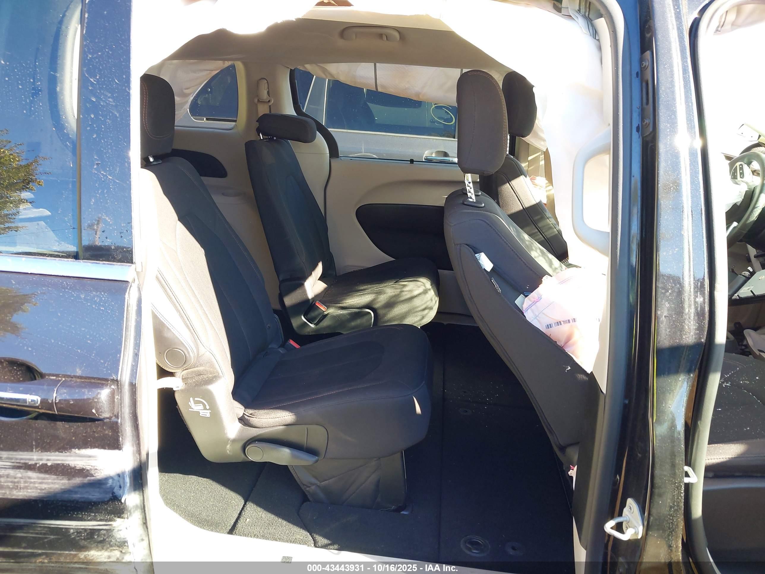 CHRYSLER PACIFICA image 8
