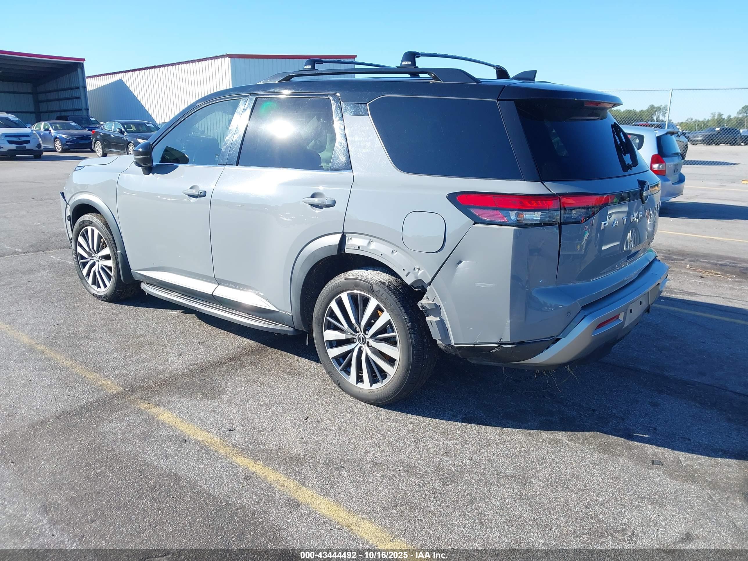 NISSAN PATHFINDER image 3