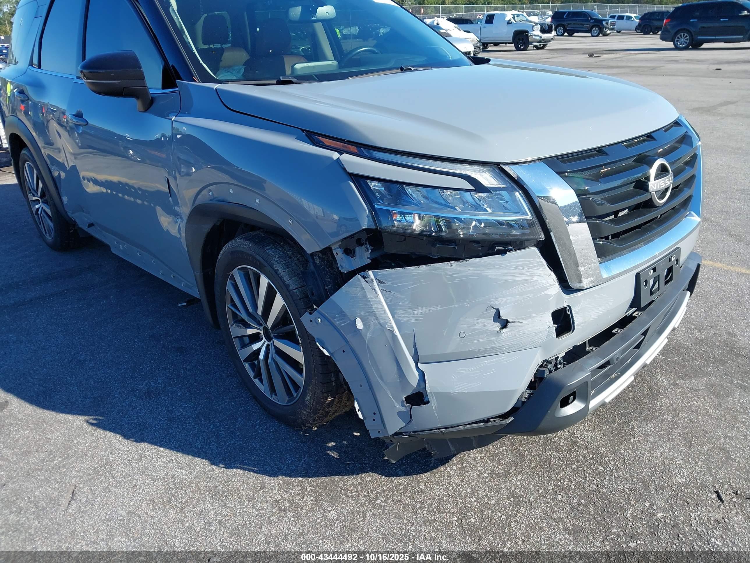 NISSAN PATHFINDER image 6