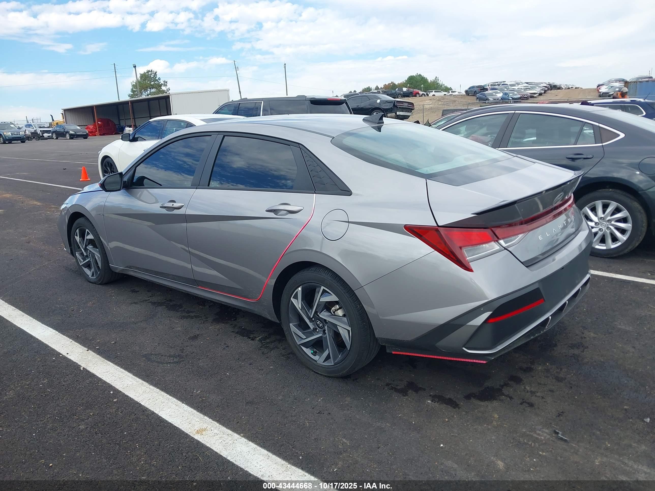 HYUNDAI ELANTRA image 3