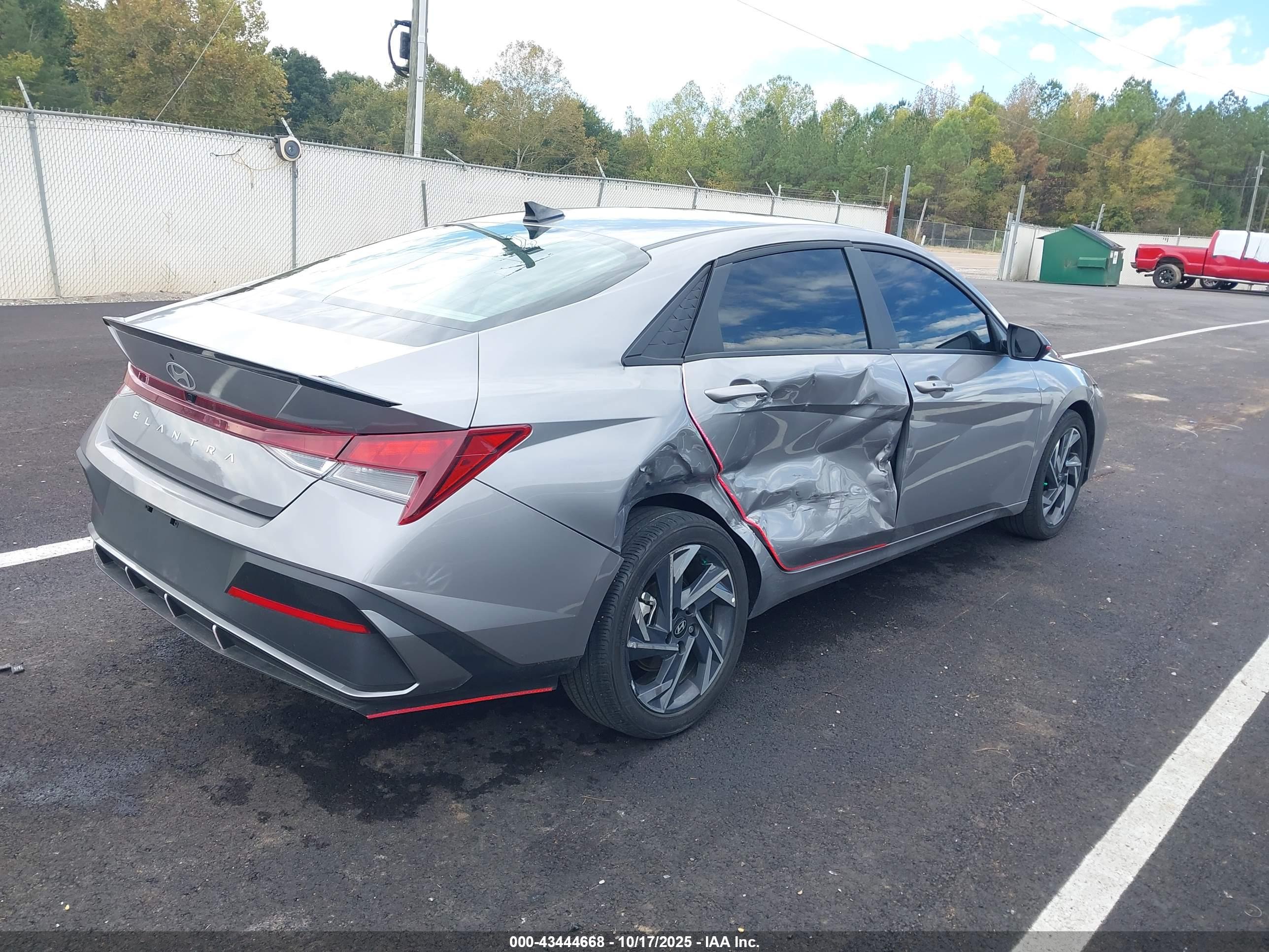 HYUNDAI ELANTRA image 4